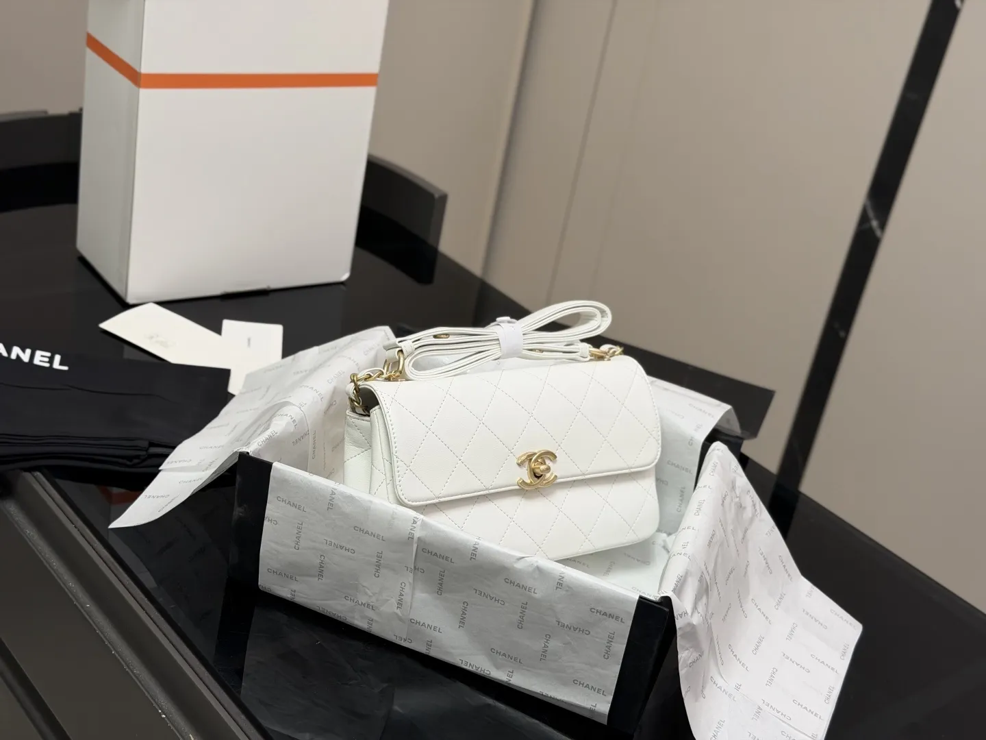 &yen;185 全套包装 香奈儿26C隐藏款邮差包 Chanel 26C 隐藏款邮差包太好看啦 非常少有的款式，实用性很高 多了一条金属链条，非常时尚和随性 手提，腋下，斜挎都可以 回头率超级高呀！怎么背都不过时 尺寸:23.14cm