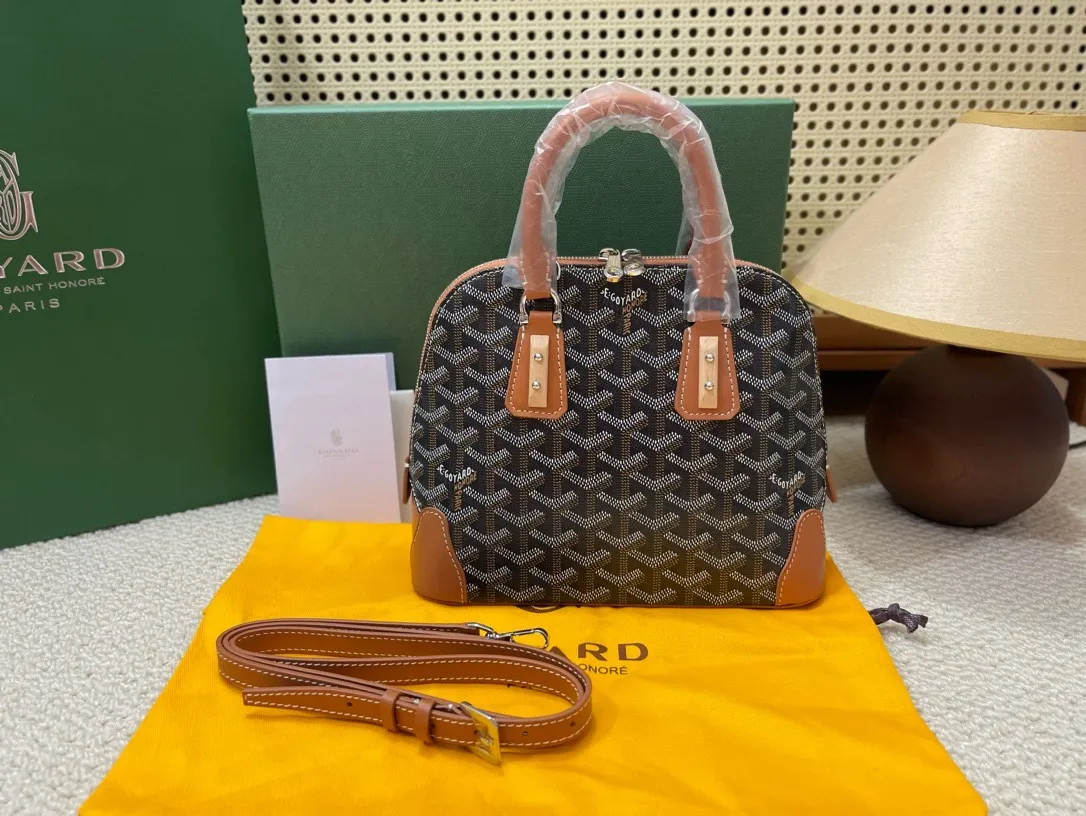 Goyard(戈雅)最新款vendome贝壳包上新，传承了品牌独一无二的工艺风格和精湛技术:可折叠肩带、嵌入木质细节、皮革包角、大拉链、黄色衬里及其独特的贝壳形状，可满足手提或置于手臂弯曲处两种经典背法，还附加了精巧的肩带，更为贴合当代都市风格，以适应单肩或挎的用法，尺寸:底长23cm宽10.5高18.5 P580