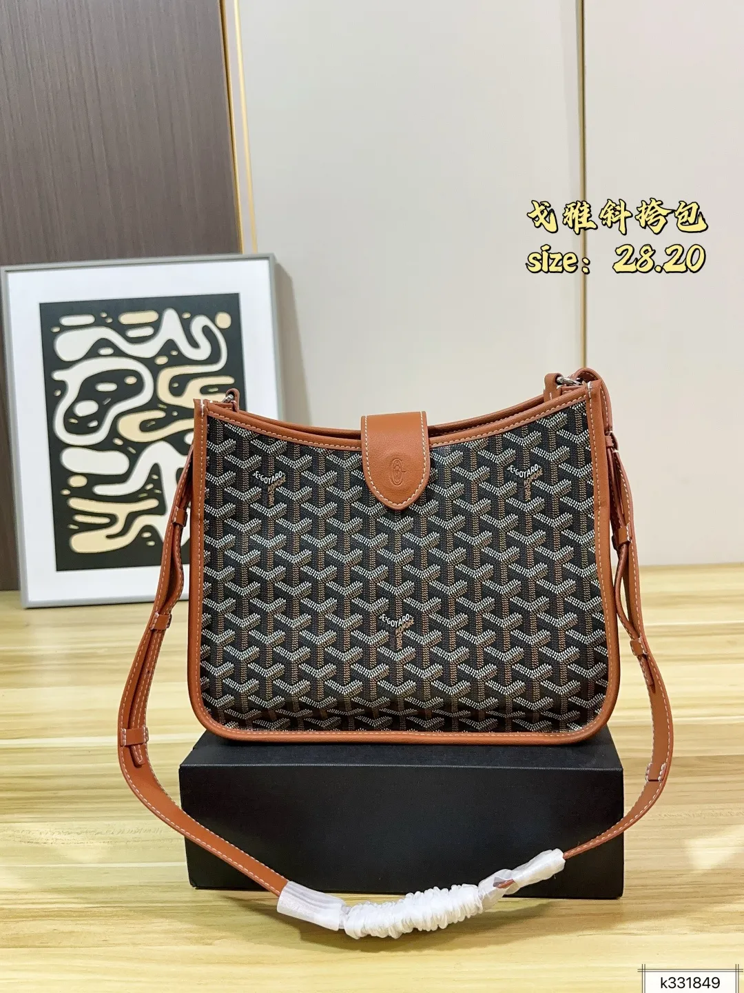 💰165 配礼盒 尺寸28.20 Goyard 戈雅Musette手袋斜挎包 戈雅斜挎包 轻盈又耐用,春夏背超合适! 包型柔软,容量刚好,通勤休闲都能装下日常小物 肩带可调节,斜挎or单肩都OK 磁吸搭扣超方便,低调又有辨识度 喜欢松弛感和实用性的姐妹必入!