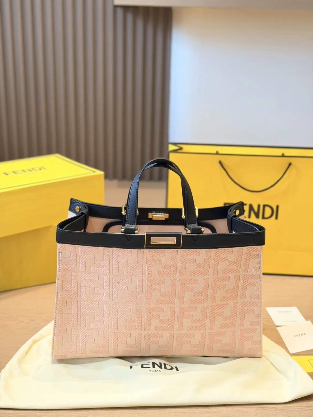 顶级原版布 p210 FENDI阳光托特包，尼龙+棕色皮革拼接，简约大气又超有辨识度！正面&ldquo;FENDI ROMA&rdquo;字样超吸睛，金属扣件质感满分✨。中号尺寸，通勤or短途出行都很OK，内部空间超能装，日常物品轻松收纳。尼龙轻便耐用，皮革手柄舒适又高级，实用与时尚兼具，是都市女生的百搭神器！ 尺寸42 30cm