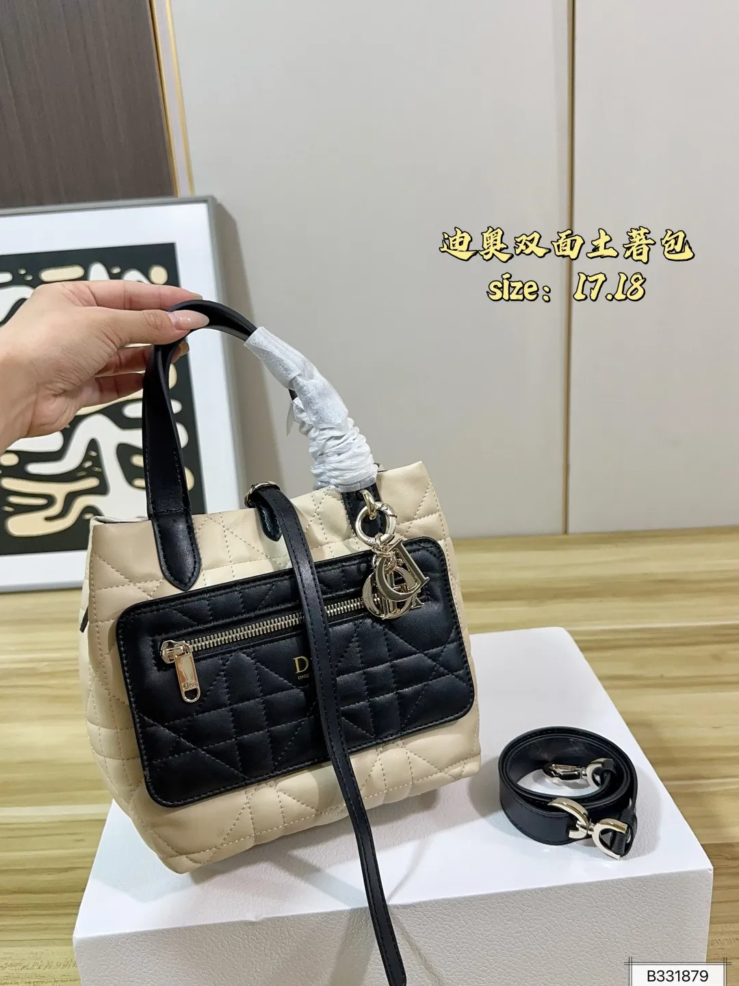 💰195 配折叠盒 迪奥双面土著包 可翻转的Dior Toujours 也太可爱了吧 迪奥土著包 再也不用为喜欢的颜色纠结了 ,可以都拥有。 包身通体迪奥标志性藤格衍缝纹路,软质面料自带蓬松软糯的云朵质感,自重极轻,长时间背负不会压肩 尺寸17 18