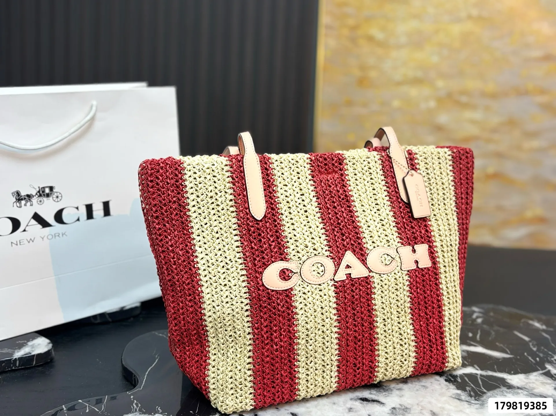 P155 配盒 蔻驰草编Coach City15草编托特包 🍒Coach City15草编托特包是夏日限定,拉菲草编织+皮革手柄,轻盈又耐用!正面大“COACH”标志超有辨识度,酒红色调超适合度假or日常出街👜。容量大,手机、化妆品都能装,实用又时髦✨。每年夏天都有新配色,搭配草帽或凉鞋,轻松get度假风穿搭 尺寸30 29 货号87