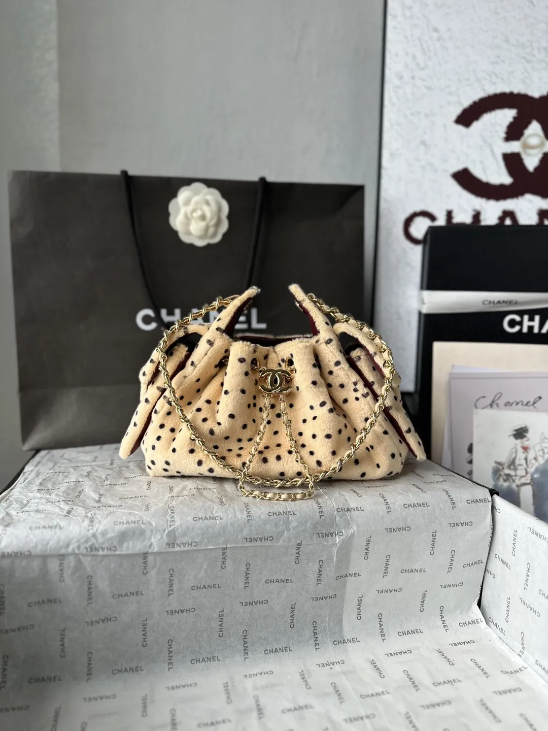 现货更新！【出货配原版包装】Chanel 26高级手工坊最新款👉 AS5631# 先背为敬🥂 马修的第一个香奈儿高级手工坊系列，总算是摸到实物了，天晓得我好爱这一季的动物以及动物纹‼️ 🐆 封面那只皮毛一体又像狗又像豹的mini 25 Bag本季最爱，没有之一，我一个本身对25 Bag尤其是小号和迷你号真的都还好，没啥感觉的人（主要是觉得背也不太对头拎手上也不对头），完全无法拒绝这个毛乎乎糯叽叽的小可爱，必须拥有（想必又是一阵腥风血雨的抢&hellip; 🐕 其次喜欢的就是几乎在香奈儿难得一见的豹纹，这季把斜纹软呢织成了豹纹，不仅放到了衣服上，还有配套的豹纹CF，加上大尺寸，直接男女通吃 🦒 另外的新包相对来说比较常规，松果、苹果以及巨重无比的长颈鹿都是收藏家系列了，普通玩家欣赏即可&hellip;麂皮相机包和双C豆腐包倒有点意外喜欢，最后强行安利下那个灵缇狗子胸针，过于高贵闪耀了！ size：𝟤𝟢*𝟤𝟤*𝟣𝟤.𝟧 𝖼𝗆