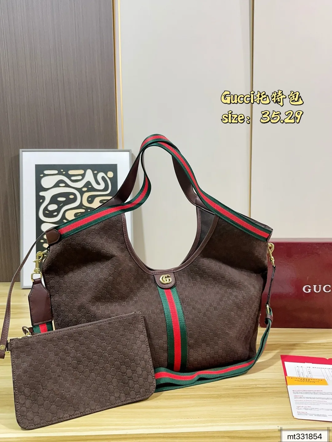 💰170 酷奇Gucci托特包 这是酷奇Marmont系列的托特包,采用GG Supreme帆布材质,搭配红绿织带肩带和皮革包边,正面有标志性双G金属扣,附带同材质小零钱包,整体设计复古又实用✨。 这款包适合日常通勤或休闲出行,容量大且自重轻,搭配简约服饰即可提升整体质感,是Gucci经典款之一,深受时尚爱好者喜爱👜 尺寸35 29