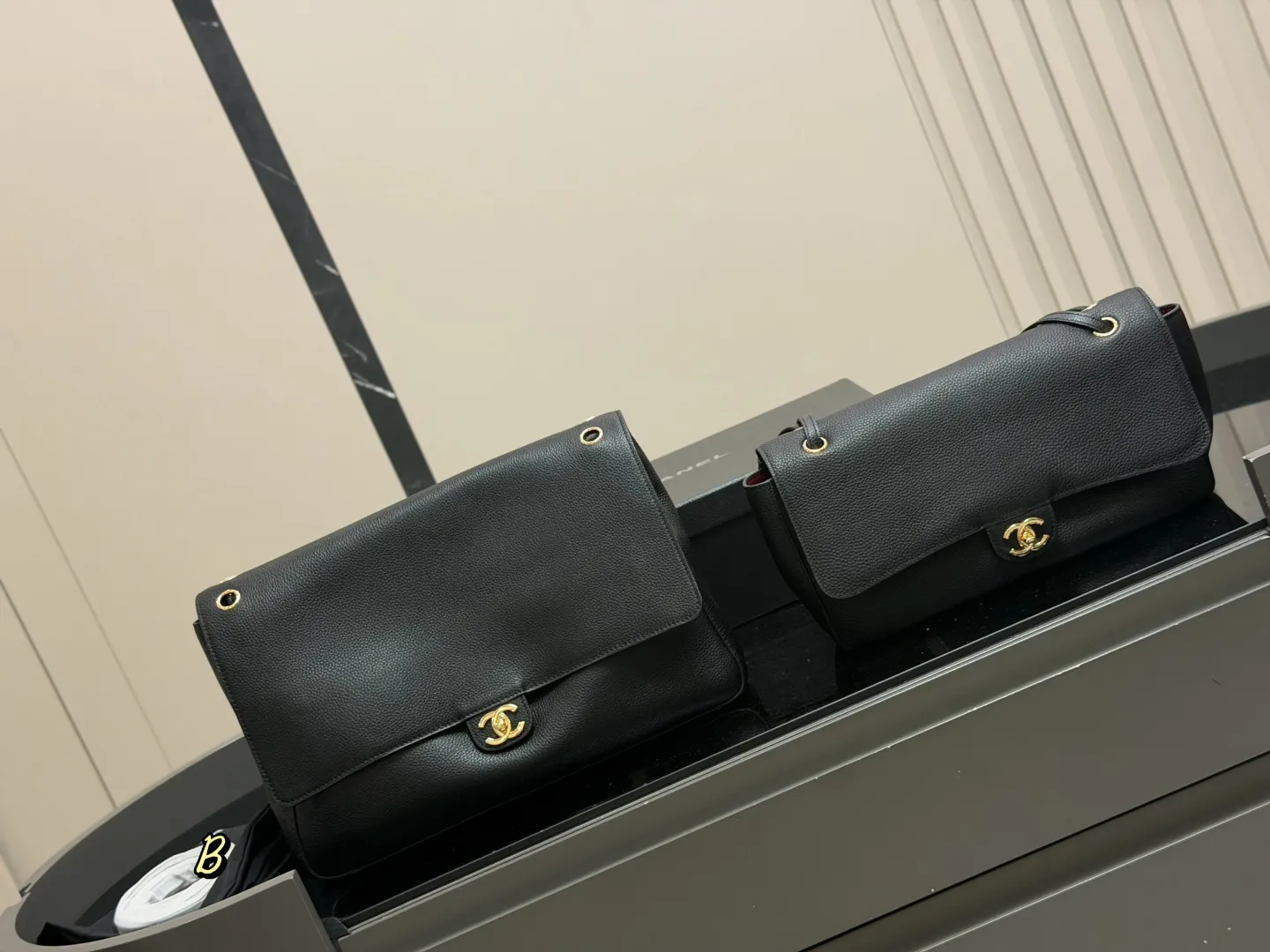 ¥320 ¥300 配盒 size:42*25cm(大号) 32*19cm(小号) 香奈儿26SGD超大CFMaxi爱了 Chanel cf机场包 上身超有feel男女轻松驾驭啦~ 想着接下来会有很多机会出去旅行 这一只扣在行李箱上应该酷呆!