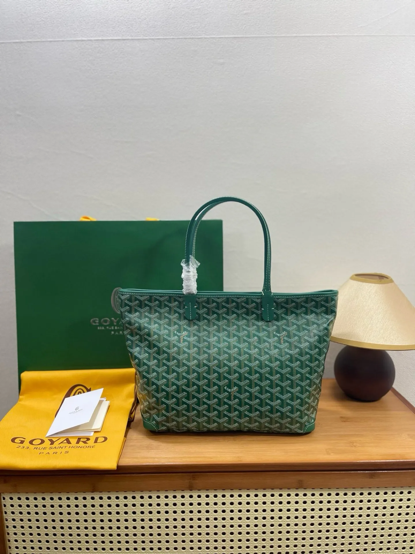 原单货[得意]🎸独家包装 GOyard Artois手提包 ，采用更为挺括的特殊帆布面料，全缝制拉链更突出日常实用性，Artois是唯一一款特有的红线双缝合设计，原版购入港币15800,两个尺寸，小号:袋口40cm底长30cm高25cm宽14cm