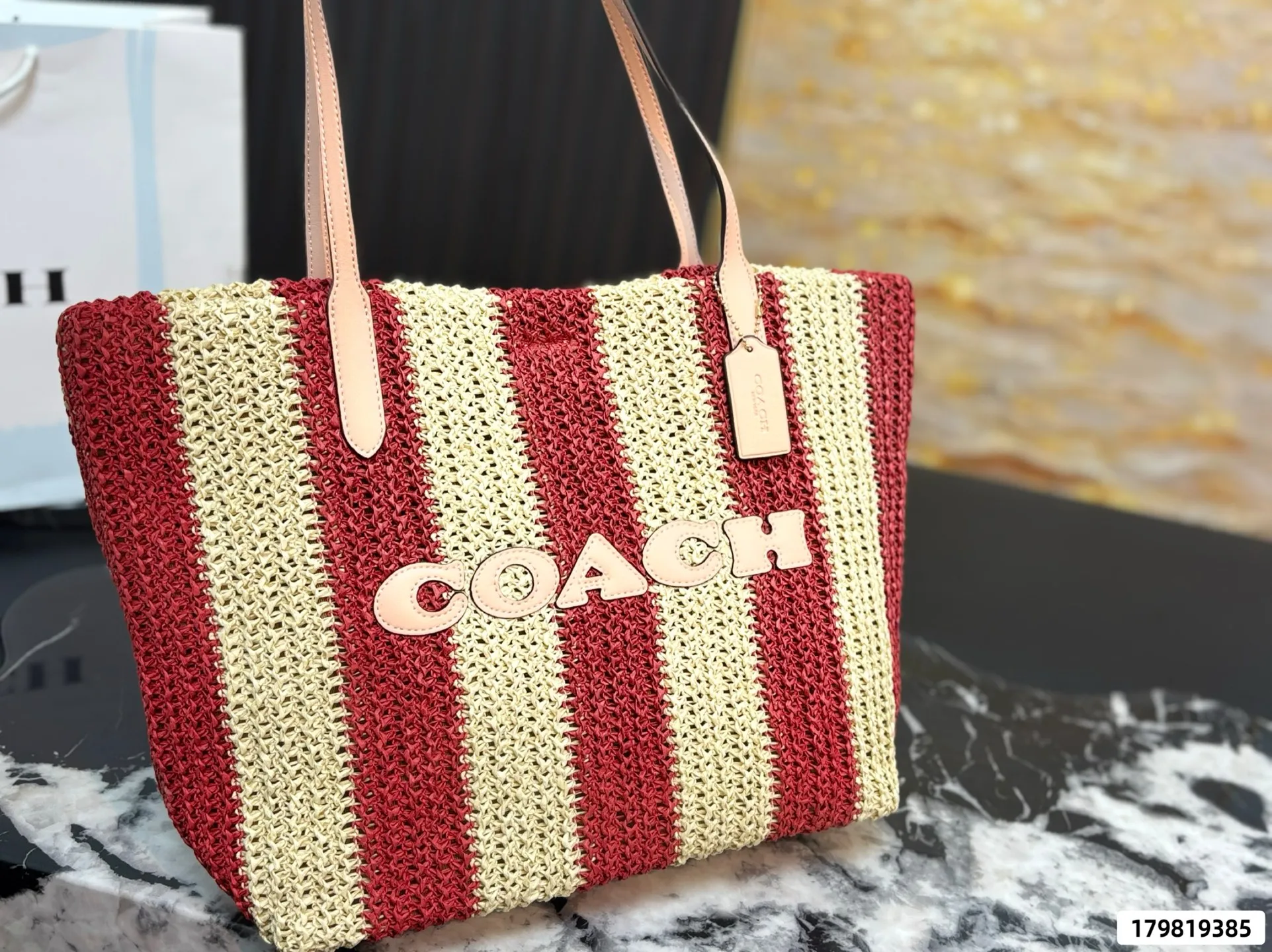 P155 配盒 蔻驰草编Coach City15草编托特包 🍒Coach City15草编托特包是夏日限定,拉菲草编织+皮革手柄,轻盈又耐用!正面大“COACH”标志超有辨识度,酒红色调超适合度假or日常出街👜。容量大,手机、化妆品都能装,实用又时髦✨。每年夏天都有新配色,搭配草帽或凉鞋,轻松get度假风穿搭 尺寸30 29 货号87
