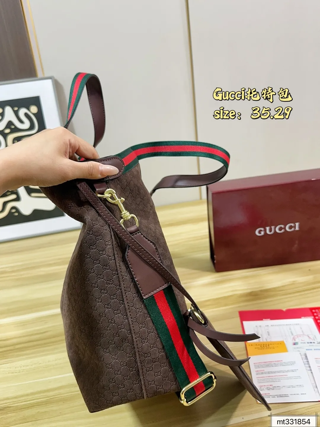 💰170 酷奇Gucci托特包 这是酷奇Marmont系列的托特包,采用GG Supreme帆布材质,搭配红绿织带肩带和皮革包边,正面有标志性双G金属扣,附带同材质小零钱包,整体设计复古又实用✨。 这款包适合日常通勤或休闲出行,容量大且自重轻,搭配简约服饰即可提升整体质感,是Gucci经典款之一,深受时尚爱好者喜爱👜 尺寸35 29