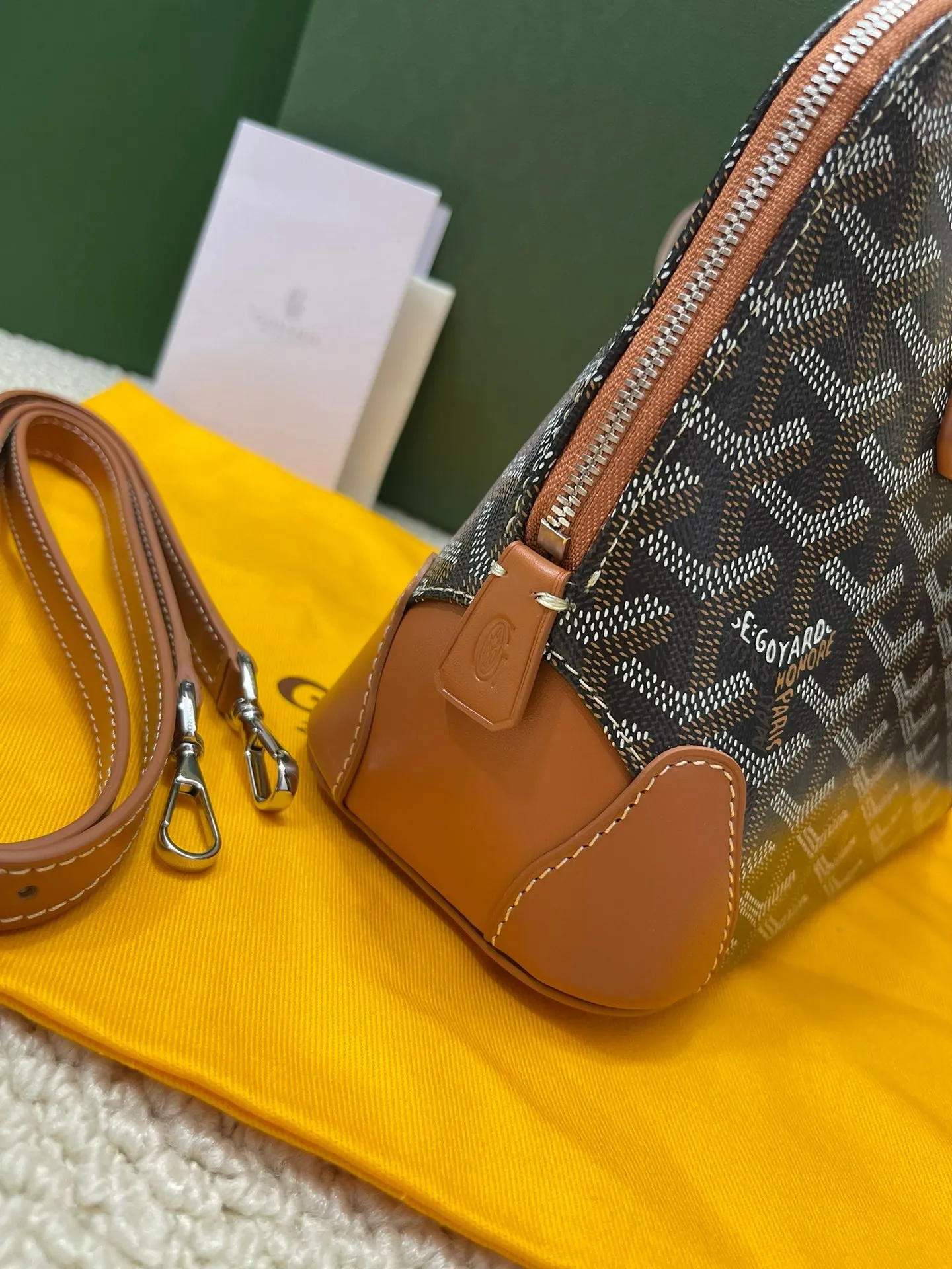 Goyard(戈雅)最新款vendome贝壳包上新，传承了品牌独一无二的工艺风格和精湛技术:可折叠肩带、嵌入木质细节、皮革包角、大拉链、黄色衬里及其独特的贝壳形状，可满足手提或置于手臂弯曲处两种经典背法，还附加了精巧的肩带，更为贴合当代都市风格，以适应单肩或挎的用法，尺寸:底长23cm宽10.5高18.5 P580