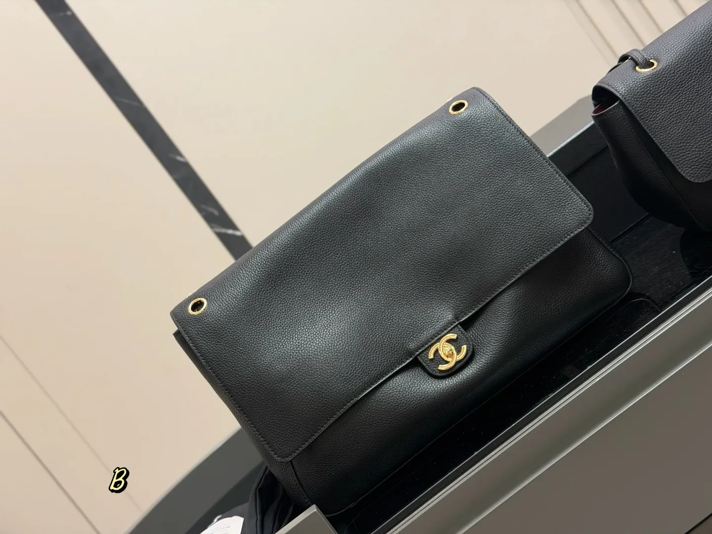¥320 ¥300 配盒 size:42*25cm(大号) 32*19cm(小号) 香奈儿26SGD超大CFMaxi爱了 Chanel cf机场包 上身超有feel男女轻松驾驭啦~ 想着接下来会有很多机会出去旅行 这一只扣在行李箱上应该酷呆!