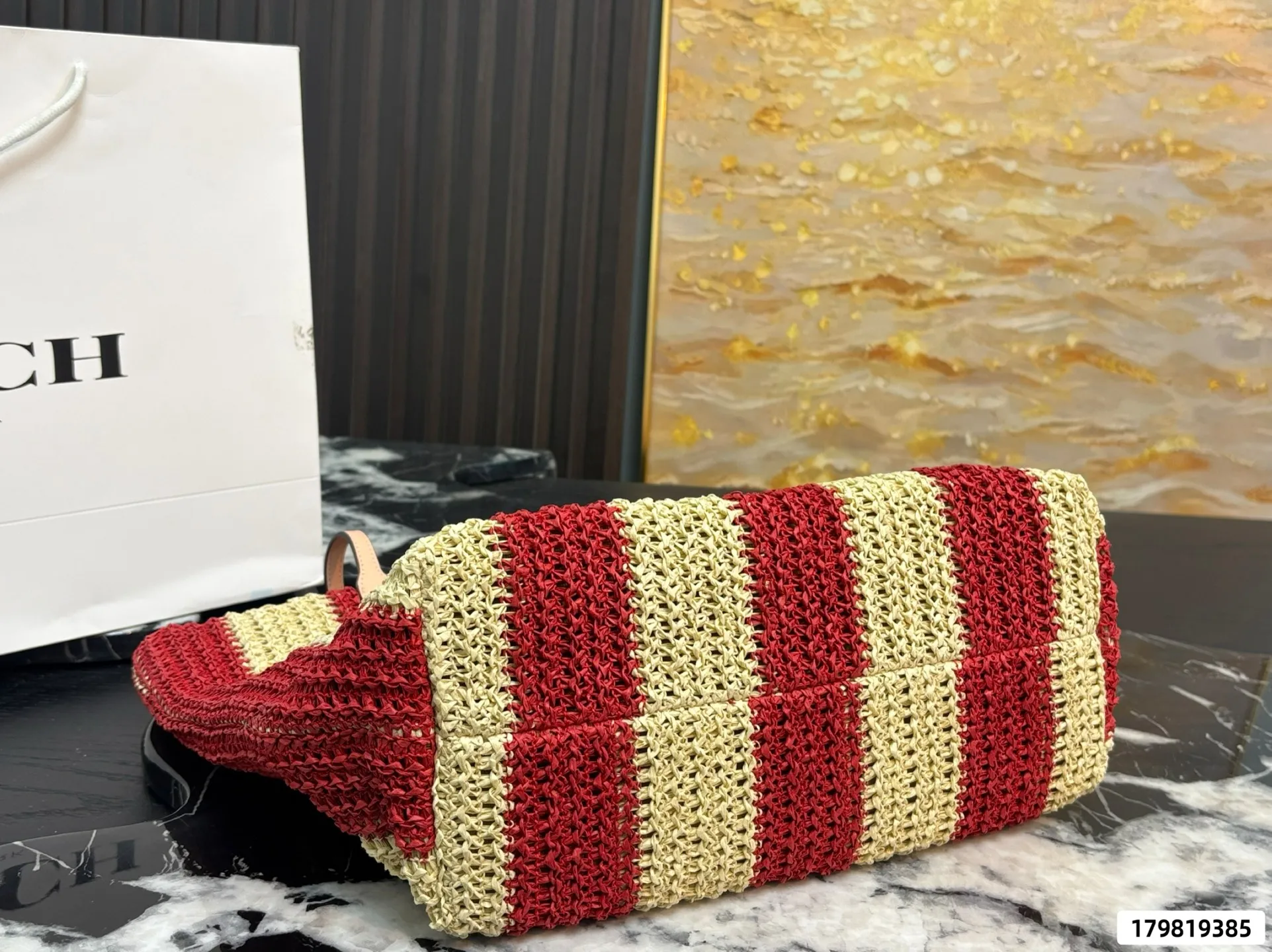 P155 配盒 蔻驰草编Coach City15草编托特包 🍒Coach City15草编托特包是夏日限定,拉菲草编织+皮革手柄,轻盈又耐用!正面大“COACH”标志超有辨识度,酒红色调超适合度假or日常出街👜。容量大,手机、化妆品都能装,实用又时髦✨。每年夏天都有新配色,搭配草帽或凉鞋,轻松get度假风穿搭 尺寸30 29 货号87