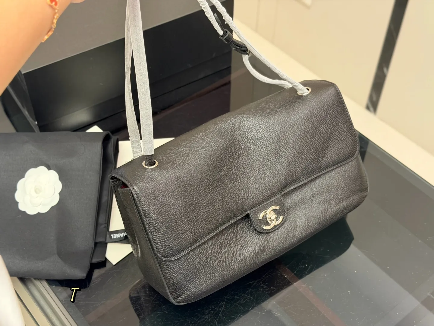 ¥280 折叠盒飞机盒 size: 33.20cm(小号) 香奈儿26SGD同款超大CFMaxi爱了 升级版本哦!五金logo! Chanel cf机场包权志龙jennie同款! 上身超有feel男女轻松驾驭啦~ 想着接下来会有很多机会出去旅行 这一只扣在行李箱上应该酷呆!