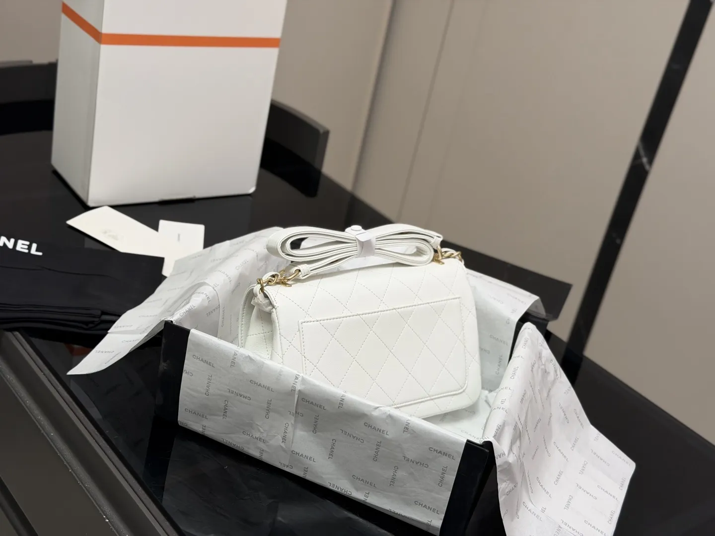 ¥185 全套包装 香奈儿26C隐藏款邮差包 Chanel 26C 隐藏款邮差包太好看啦 非常少有的款式,实用性很高 多了一条金属链条,非常时尚和随性 手提,腋下,斜挎都可以 回头率超级高呀!怎么背都不过时 尺寸:23.14cm