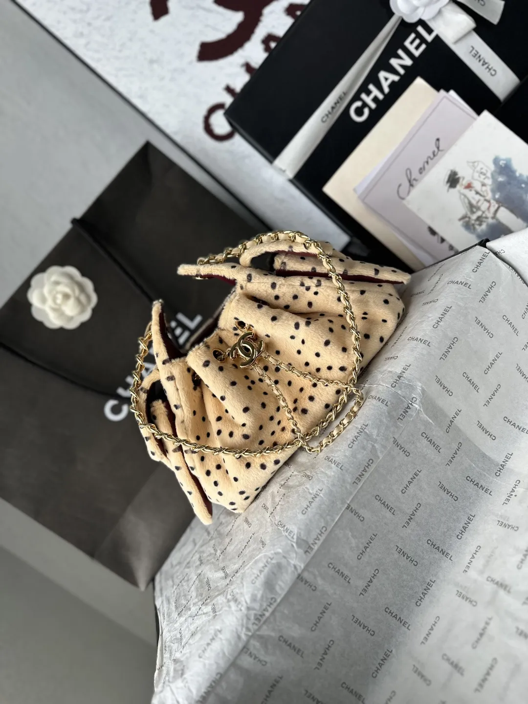 现货更新！【出货配原版包装】Chanel 26高级手工坊最新款👉 AS5631# 先背为敬🥂 马修的第一个香奈儿高级手工坊系列，总算是摸到实物了，天晓得我好爱这一季的动物以及动物纹‼️ 🐆 封面那只皮毛一体又像狗又像豹的mini 25 Bag本季最爱，没有之一，我一个本身对25 Bag尤其是小号和迷你号真的都还好，没啥感觉的人（主要是觉得背也不太对头拎手上也不对头），完全无法拒绝这个毛乎乎糯叽叽的小可爱，必须拥有（想必又是一阵腥风血雨的抢&hellip; 🐕 其次喜欢的就是几乎在香奈儿难得一见的豹纹，这季把斜纹软呢织成了豹纹，不仅放到了衣服上，还有配套的豹纹CF，加上大尺寸，直接男女通吃 🦒 另外的新包相对来说比较常规，松果、苹果以及巨重无比的长颈鹿都是收藏家系列了，普通玩家欣赏即可&hellip;麂皮相机包和双C豆腐包倒有点意外喜欢，最后强行安利下那个灵缇狗子胸针，过于高贵闪耀了！ size：𝟤𝟢*𝟤𝟤*𝟣𝟤.𝟧 𝖼𝗆