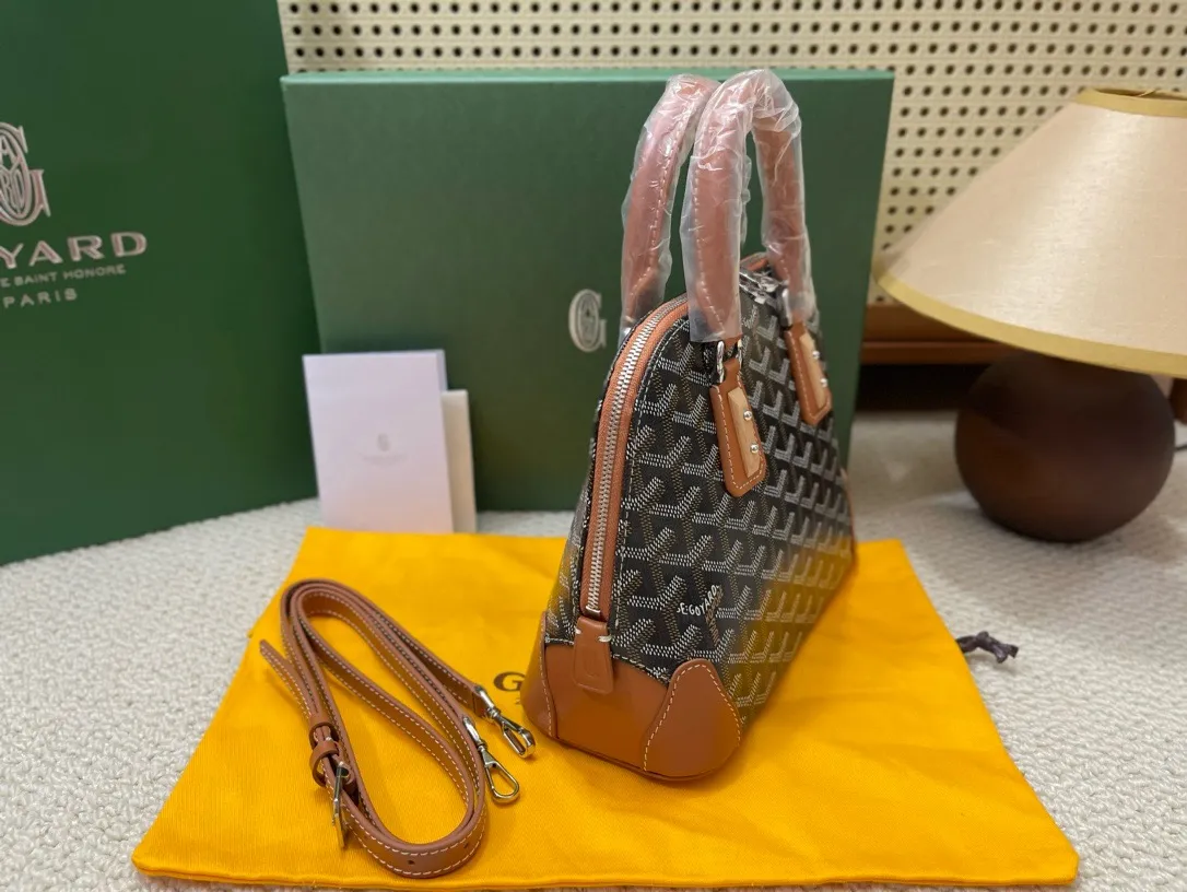 Goyard(戈雅)最新款vendome贝壳包上新,传承了品牌独一无二的工艺风格和精湛技术:可折叠肩带、嵌入木质细节、皮革包角、大拉链、黄色衬里及其独特的贝壳形状,可满足手提或置于手臂弯曲处两种经典背法,还附加了精巧的肩带,更为贴合当代都市风格,以适应单肩或挎的用法,尺寸:底长23cm宽10.5高18.5 P580