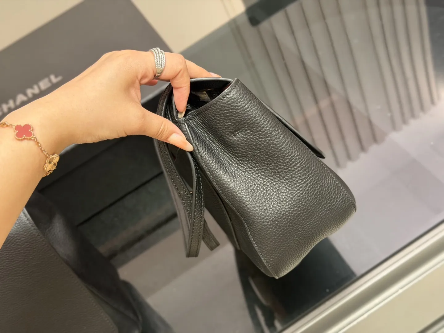 &yen;320 &yen;300 配盒 size：42*25cm（大号） 32*19cm（小号） 香奈儿26SGD超大CFMaxi爱了 Chanel cf机场包 上身超有feel男女轻松驾驭啦~ 想着接下来会有很多机会出去旅行 这一只扣在行李箱上应该酷呆!