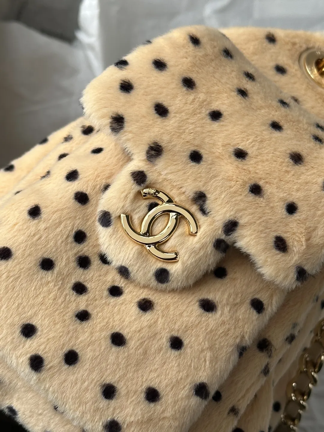 现货更新!【出货配原版包装】Chanel 26高级手工坊最新款👉 AS5631# 先背为敬🥂 马修的第一个香奈儿高级手工坊系列,总算是摸到实物了,天晓得我好爱这一季的动物以及动物纹‼️ 🐆 封面那只皮毛一体又像狗又像豹的mini 25 Bag本季最爱,没有之一,我一个本身对25 Bag尤其是小号和迷你号真的都还好,没啥感觉的人(主要是觉得背也不太对头拎手上也不对头),完全无法拒绝这个毛乎乎糯叽叽的小可爱,必须拥有(想必又是一阵腥风血雨的抢… 🐕 其次喜欢的就是几乎在香奈儿难得一见的豹纹,这季把斜纹软呢织成了豹纹,不仅放到了衣服上,还有配套的豹纹CF,加上大尺寸,直接男女通吃 🦒 另外的新包相对来说比较常规,松果、苹果以及巨重无比的长颈鹿都是收藏家系列了,普通玩家欣赏即可…麂皮相机包和双C豆腐包倒有点意外喜欢,最后强行安利下那个灵缇狗子胸针,过于高贵闪耀了! size:𝟤𝟢*𝟤𝟤*𝟣𝟤.𝟧 𝖼𝗆