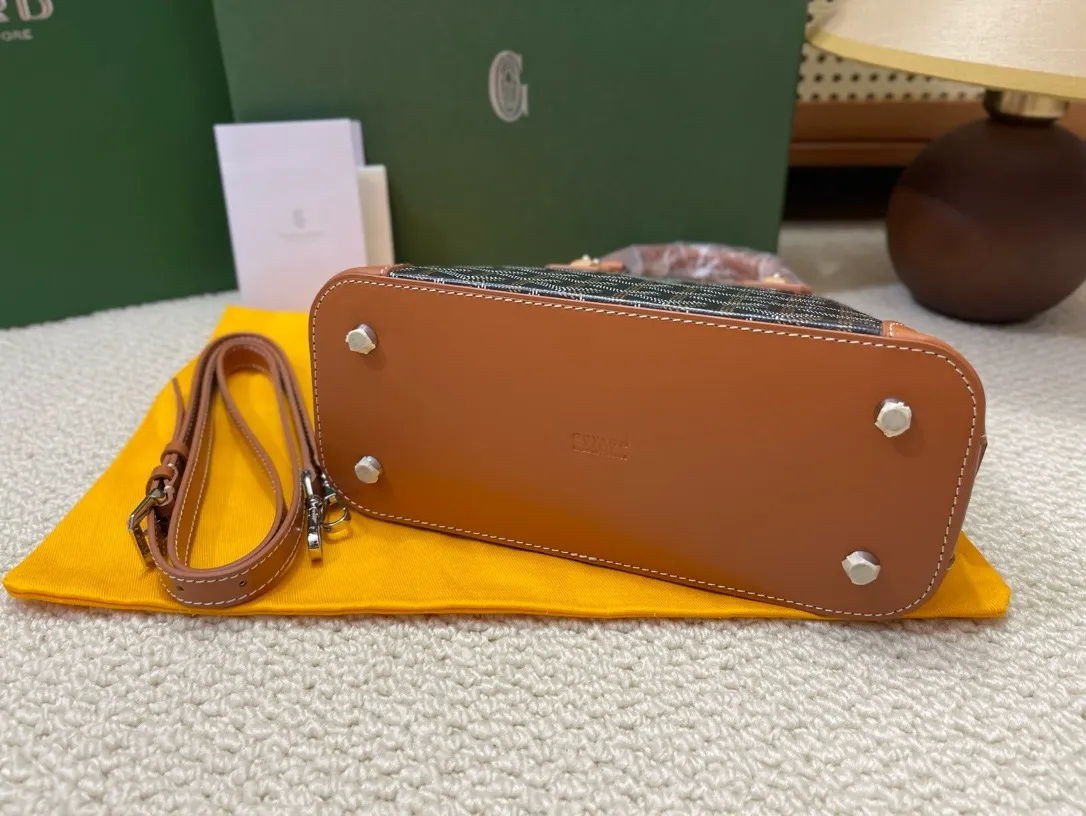 Goyard(戈雅)最新款vendome贝壳包上新,传承了品牌独一无二的工艺风格和精湛技术:可折叠肩带、嵌入木质细节、皮革包角、大拉链、黄色衬里及其独特的贝壳形状,可满足手提或置于手臂弯曲处两种经典背法,还附加了精巧的肩带,更为贴合当代都市风格,以适应单肩或挎的用法,尺寸:底长23cm宽10.5高18.5 P580