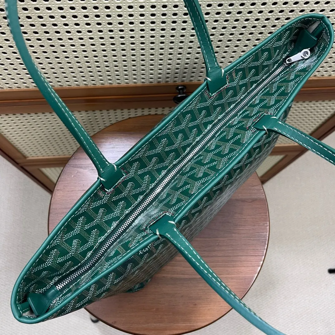 原单货[得意]🎸独家包装 GOyard Artois手提包 ，采用更为挺括的特殊帆布面料，全缝制拉链更突出日常实用性，Artois是唯一一款特有的红线双缝合设计，原版购入港币15800,两个尺寸，小号:袋口40cm底长30cm高25cm宽14cm