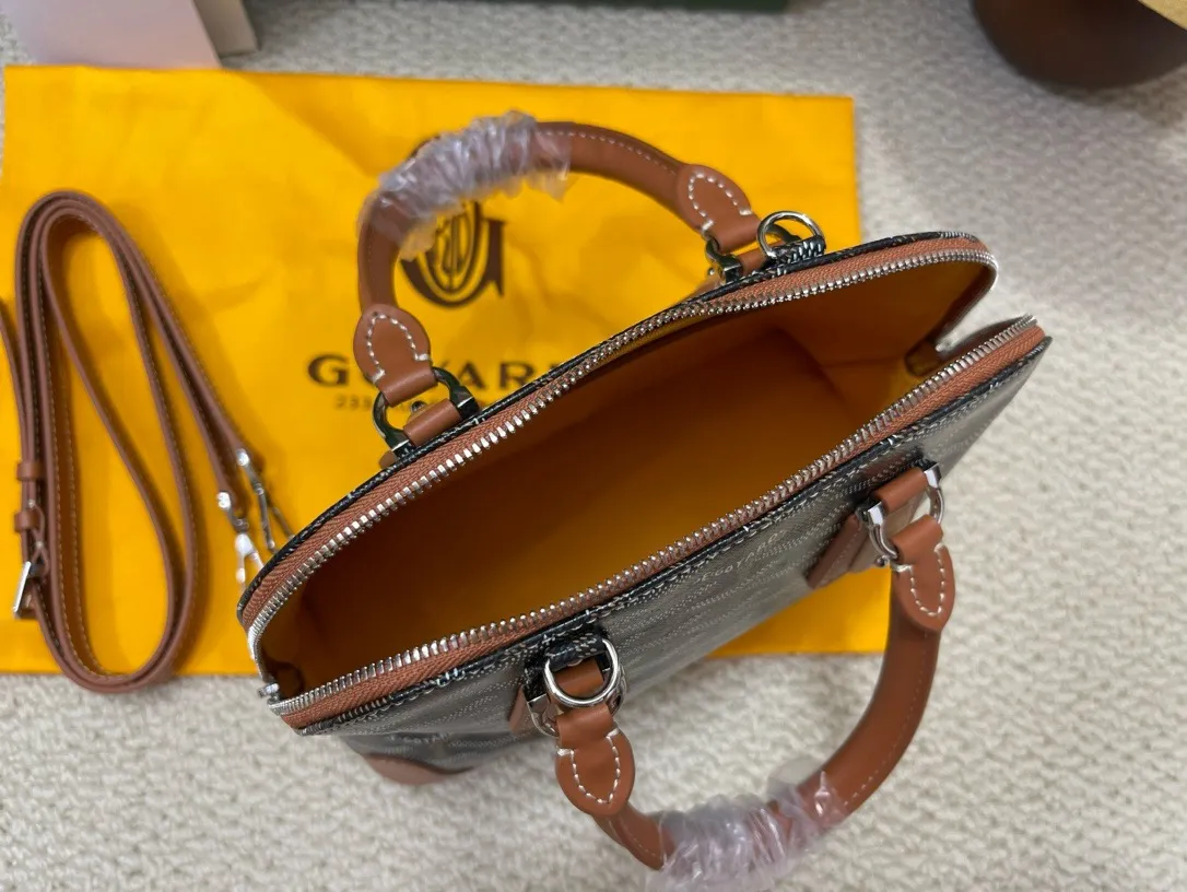 Goyard(戈雅)最新款vendome贝壳包上新,传承了品牌独一无二的工艺风格和精湛技术:可折叠肩带、嵌入木质细节、皮革包角、大拉链、黄色衬里及其独特的贝壳形状,可满足手提或置于手臂弯曲处两种经典背法,还附加了精巧的肩带,更为贴合当代都市风格,以适应单肩或挎的用法,尺寸:底长23cm宽10.5高18.5 P580