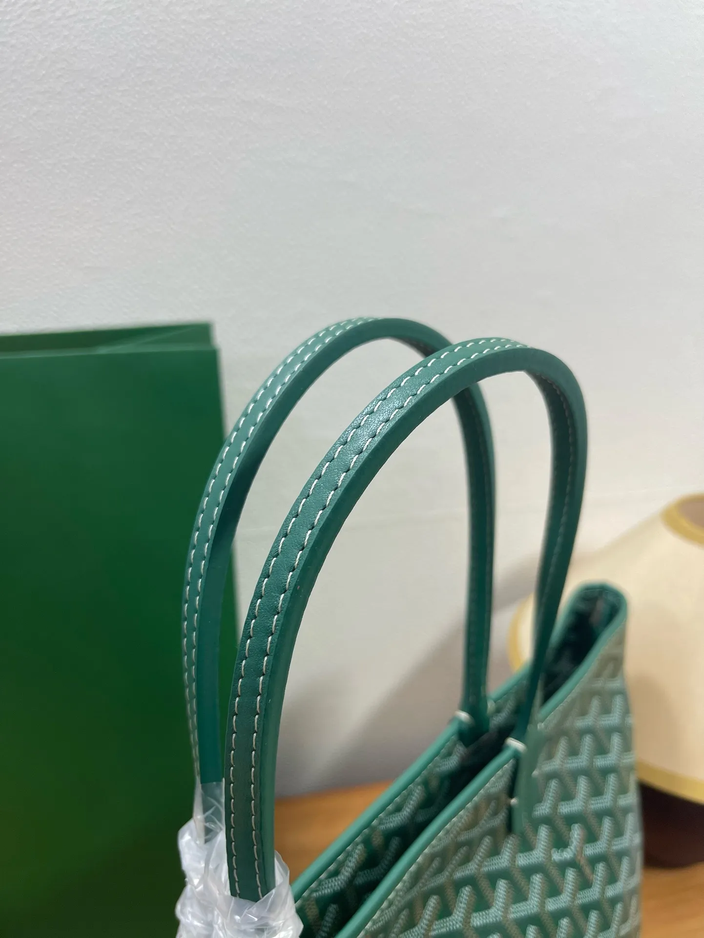 原单货[得意]🎸独家包装 GOyard Artois手提包 ，采用更为挺括的特殊帆布面料，全缝制拉链更突出日常实用性，Artois是唯一一款特有的红线双缝合设计，原版购入港币15800,两个尺寸，小号:袋口40cm底长30cm高25cm宽14cm