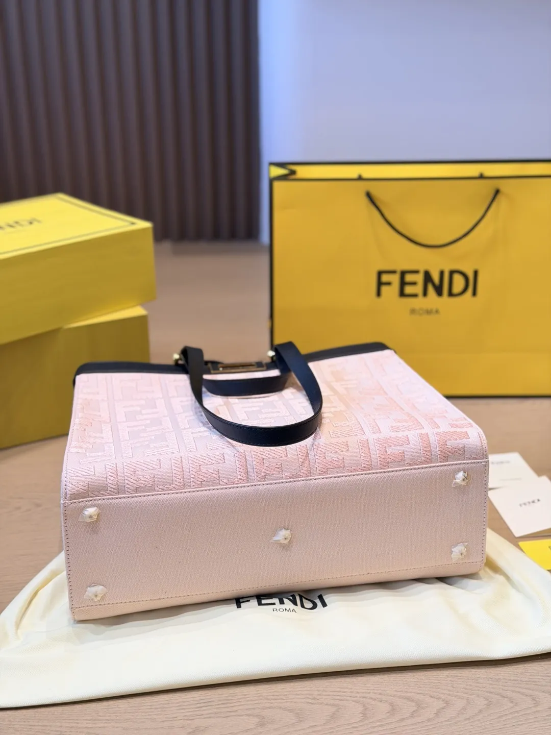 顶级原版布 p210 FENDI阳光托特包，尼龙+棕色皮革拼接，简约大气又超有辨识度！正面&ldquo;FENDI ROMA&rdquo;字样超吸睛，金属扣件质感满分✨。中号尺寸，通勤or短途出行都很OK，内部空间超能装，日常物品轻松收纳。尼龙轻便耐用，皮革手柄舒适又高级，实用与时尚兼具，是都市女生的百搭神器！ 尺寸42 30cm