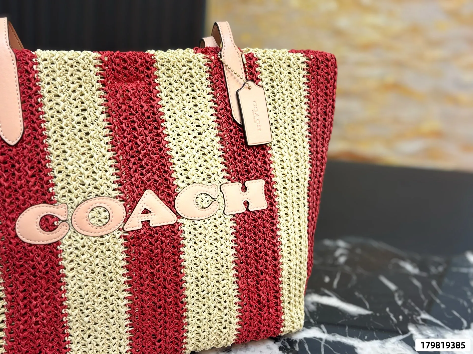 P155 配盒 蔻驰草编Coach City15草编托特包​​ 🍒Coach City15草编托特包是夏日限定，拉菲草编织+皮革手柄，轻盈又耐用！正面大&ldquo;COACH&rdquo;标志超有辨识度，酒红色调超适合度假or日常出街👜。容量大，手机、化妆品都能装，实用又时髦✨。每年夏天都有新配色，搭配草帽或凉鞋，轻松get度假风穿搭 尺寸30 29 货号87