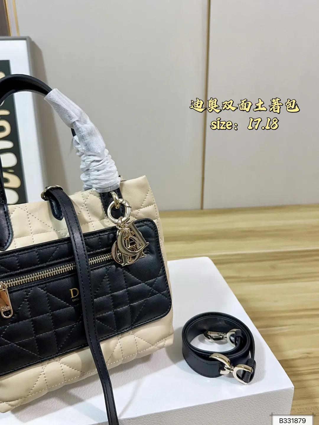 💰195 配折叠盒 迪奥双面土著包 可翻转的Dior Toujours 也太可爱了吧 迪奥土著包 再也不用为喜欢的颜色纠结了 ，可以都拥有。 包身通体迪奥标志性藤格衍缝纹路，软质面料自带蓬松软糯的云朵质感，自重极轻，长时间背负不会压肩 尺寸17 18