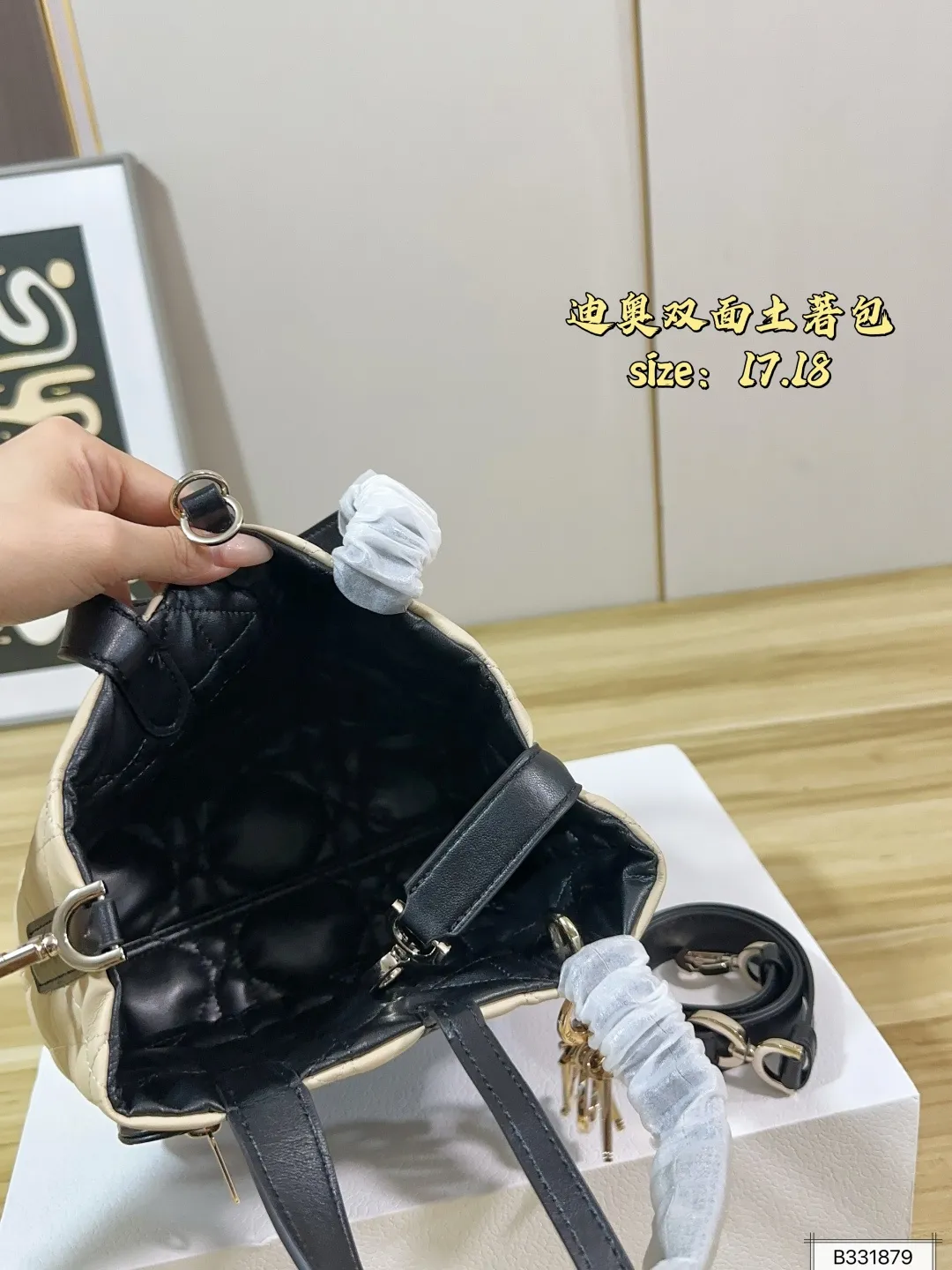 💰195 配折叠盒 迪奥双面土著包 可翻转的Dior Toujours 也太可爱了吧 迪奥土著包 再也不用为喜欢的颜色纠结了 ,可以都拥有。 包身通体迪奥标志性藤格衍缝纹路,软质面料自带蓬松软糯的云朵质感,自重极轻,长时间背负不会压肩 尺寸17 18