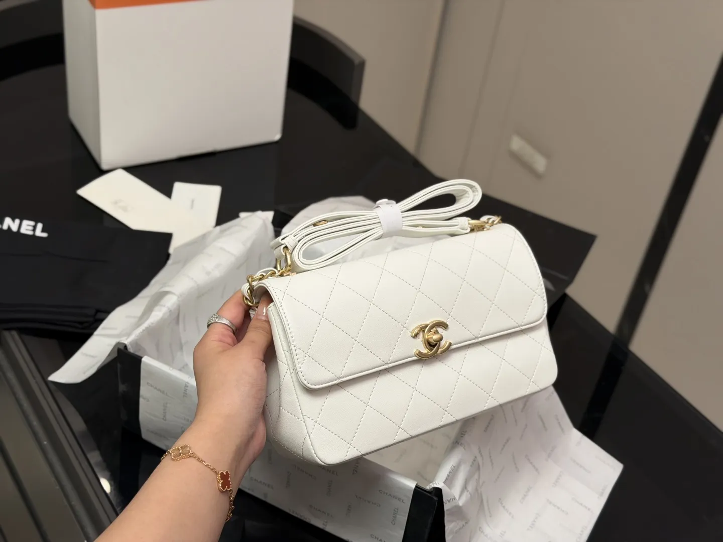 ¥185 全套包装 香奈儿26C隐藏款邮差包 Chanel 26C 隐藏款邮差包太好看啦 非常少有的款式,实用性很高 多了一条金属链条,非常时尚和随性 手提,腋下,斜挎都可以 回头率超级高呀!怎么背都不过时 尺寸:23.14cm