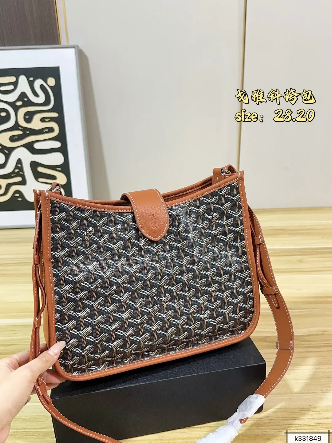 💰165 配礼盒 尺寸28.20 Goyard 戈雅Musette手袋斜挎包 戈雅斜挎包 轻盈又耐用,春夏背超合适! 包型柔软,容量刚好,通勤休闲都能装下日常小物 肩带可调节,斜挎or单肩都OK 磁吸搭扣超方便,低调又有辨识度 喜欢松弛感和实用性的姐妹必入!