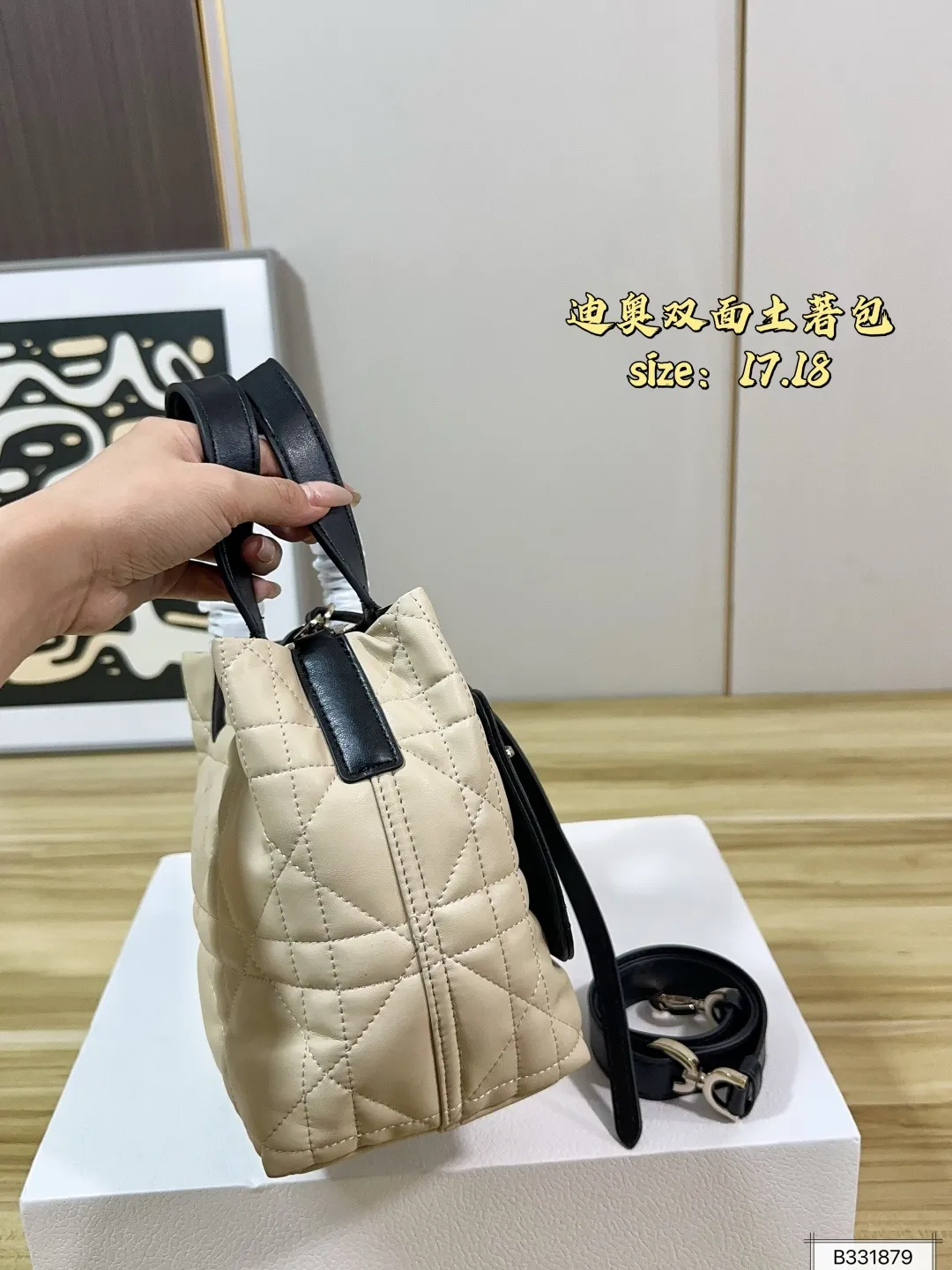 💰195 配折叠盒 迪奥双面土著包 可翻转的Dior Toujours 也太可爱了吧 迪奥土著包 再也不用为喜欢的颜色纠结了 ,可以都拥有。 包身通体迪奥标志性藤格衍缝纹路,软质面料自带蓬松软糯的云朵质感,自重极轻,长时间背负不会压肩 尺寸17 18