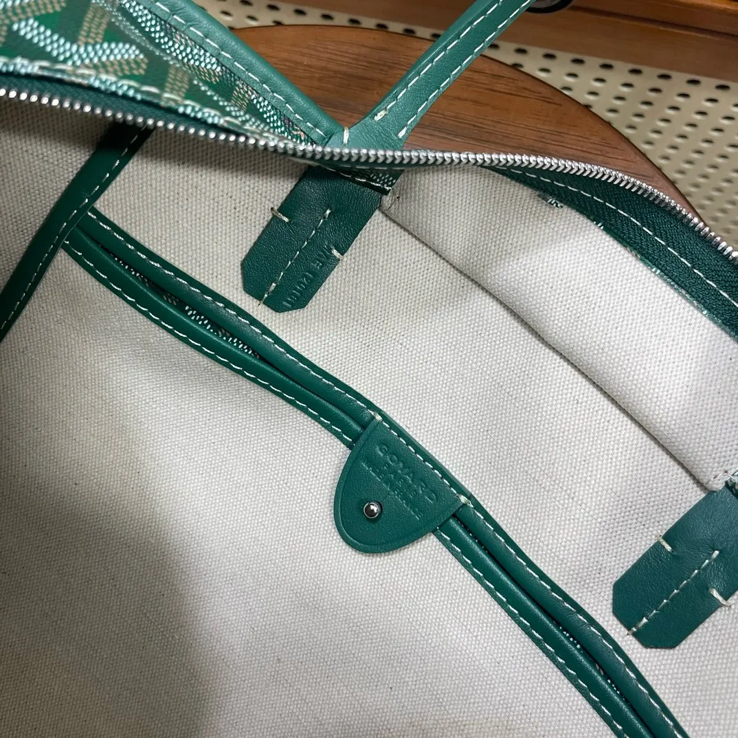原单货[得意]🎸独家包装 GOyard Artois手提包 ，采用更为挺括的特殊帆布面料，全缝制拉链更突出日常实用性，Artois是唯一一款特有的红线双缝合设计，原版购入港币15800,两个尺寸，小号:袋口40cm底长30cm高25cm宽14cm