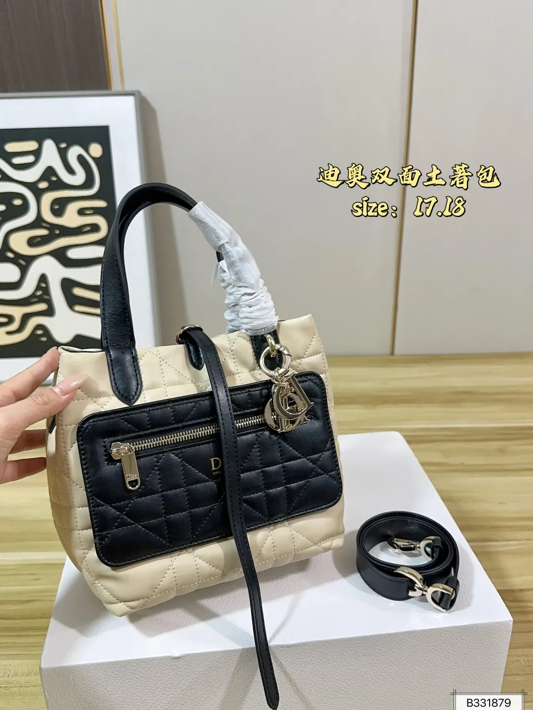 💰195 配折叠盒 迪奥双面土著包 可翻转的Dior Toujours 也太可爱了吧 迪奥土著包 再也不用为喜欢的颜色纠结了 ,可以都拥有。 包身通体迪奥标志性藤格衍缝纹路,软质面料自带蓬松软糯的云朵质感,自重极轻,长时间背负不会压肩 尺寸17 18