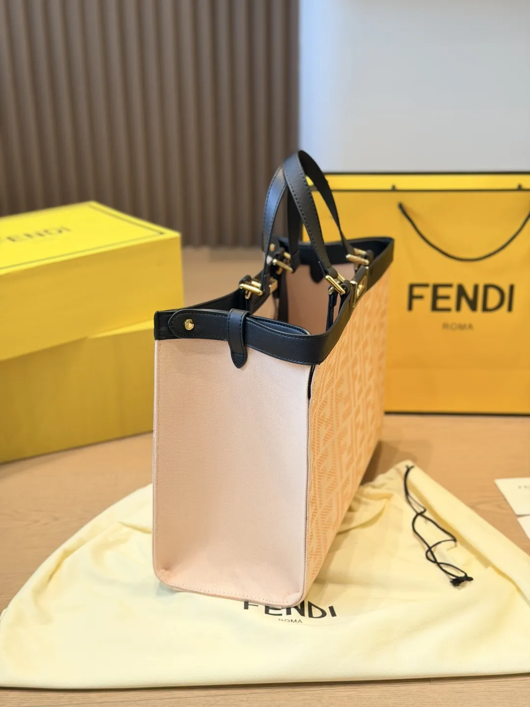 顶级原版布 p210 FENDI阳光托特包，尼龙+棕色皮革拼接，简约大气又超有辨识度！正面&ldquo;FENDI ROMA&rdquo;字样超吸睛，金属扣件质感满分✨。中号尺寸，通勤or短途出行都很OK，内部空间超能装，日常物品轻松收纳。尼龙轻便耐用，皮革手柄舒适又高级，实用与时尚兼具，是都市女生的百搭神器！ 尺寸42 30cm