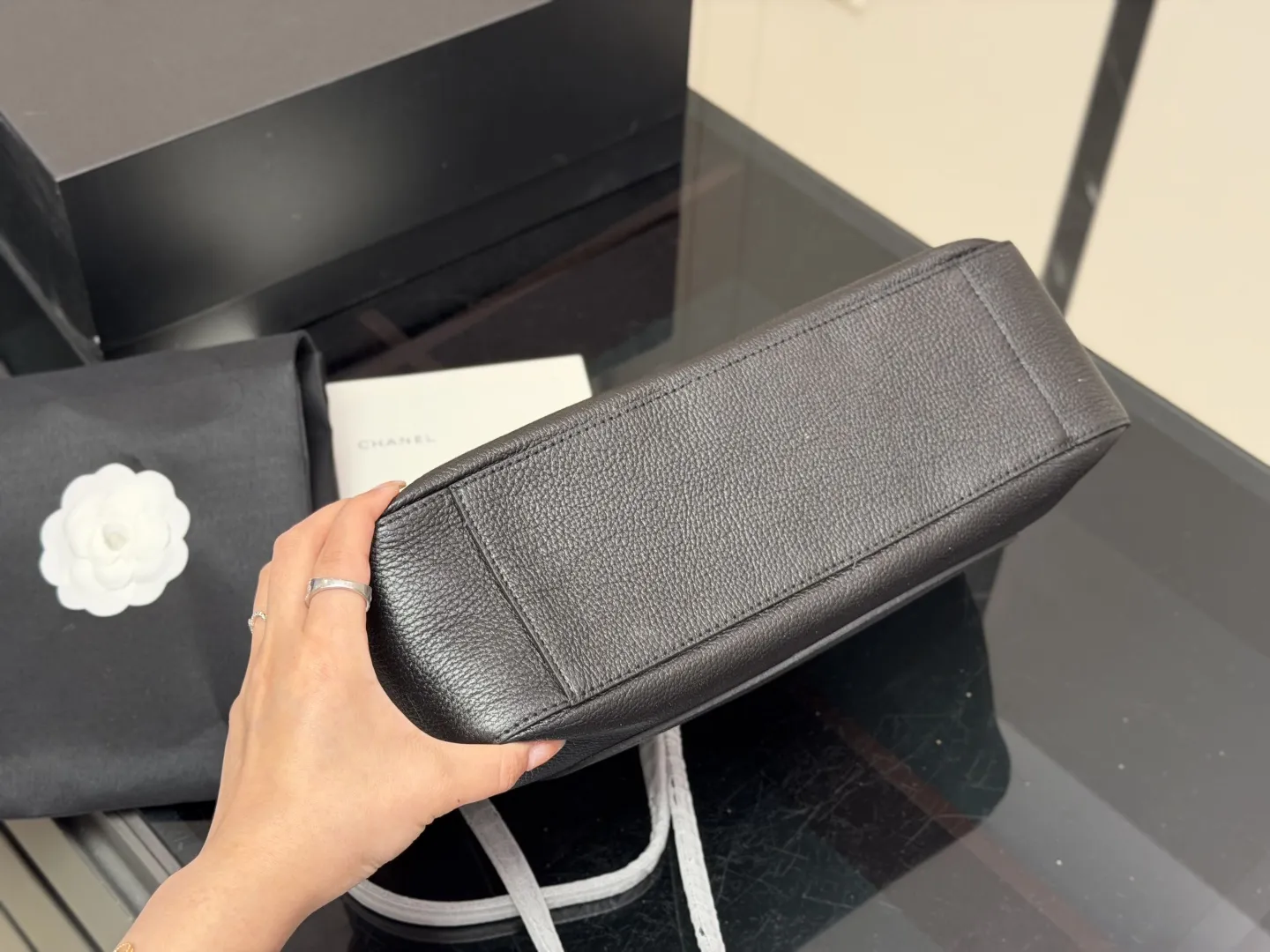 ¥280 折叠盒飞机盒 size: 33.20cm(小号) 香奈儿26SGD同款超大CFMaxi爱了 升级版本哦!五金logo! Chanel cf机场包权志龙jennie同款! 上身超有feel男女轻松驾驭啦~ 想着接下来会有很多机会出去旅行 这一只扣在行李箱上应该酷呆!