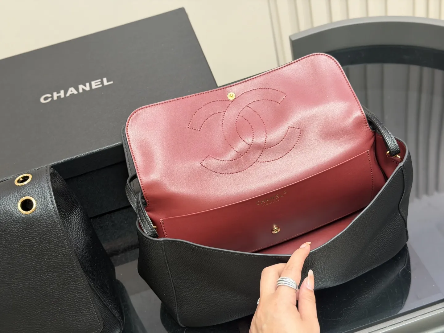 ¥320 ¥300 配盒 size:42*25cm(大号) 32*19cm(小号) 香奈儿26SGD超大CFMaxi爱了 Chanel cf机场包 上身超有feel男女轻松驾驭啦~ 想着接下来会有很多机会出去旅行 这一只扣在行李箱上应该酷呆!