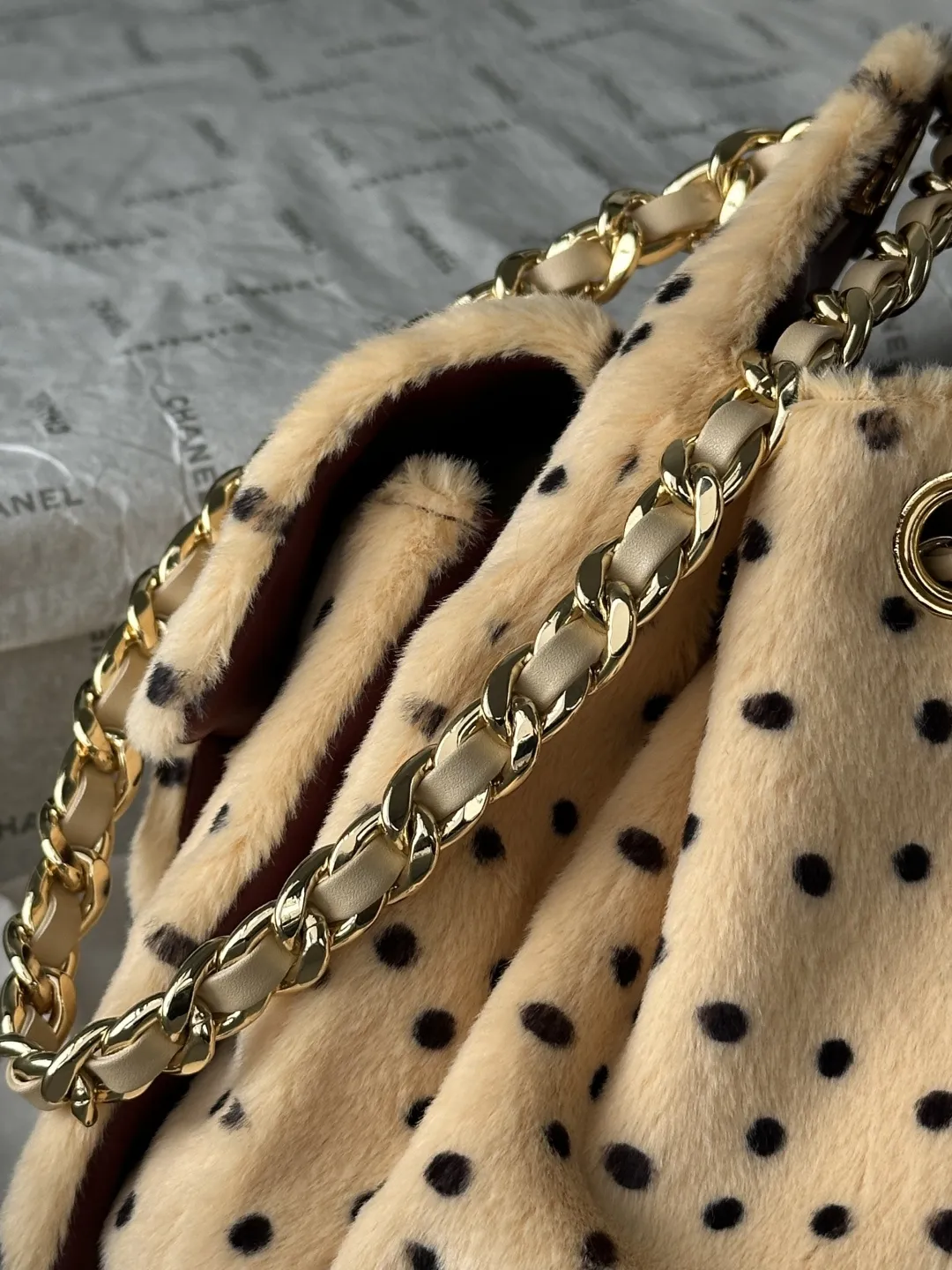 现货更新！【出货配原版包装】Chanel 26高级手工坊最新款👉 AS5631# 先背为敬🥂 马修的第一个香奈儿高级手工坊系列，总算是摸到实物了，天晓得我好爱这一季的动物以及动物纹‼️ 🐆 封面那只皮毛一体又像狗又像豹的mini 25 Bag本季最爱，没有之一，我一个本身对25 Bag尤其是小号和迷你号真的都还好，没啥感觉的人（主要是觉得背也不太对头拎手上也不对头），完全无法拒绝这个毛乎乎糯叽叽的小可爱，必须拥有（想必又是一阵腥风血雨的抢&hellip; 🐕 其次喜欢的就是几乎在香奈儿难得一见的豹纹，这季把斜纹软呢织成了豹纹，不仅放到了衣服上，还有配套的豹纹CF，加上大尺寸，直接男女通吃 🦒 另外的新包相对来说比较常规，松果、苹果以及巨重无比的长颈鹿都是收藏家系列了，普通玩家欣赏即可&hellip;麂皮相机包和双C豆腐包倒有点意外喜欢，最后强行安利下那个灵缇狗子胸针，过于高贵闪耀了！ size：𝟤𝟢*𝟤𝟤*𝟣𝟤.𝟧 𝖼𝗆