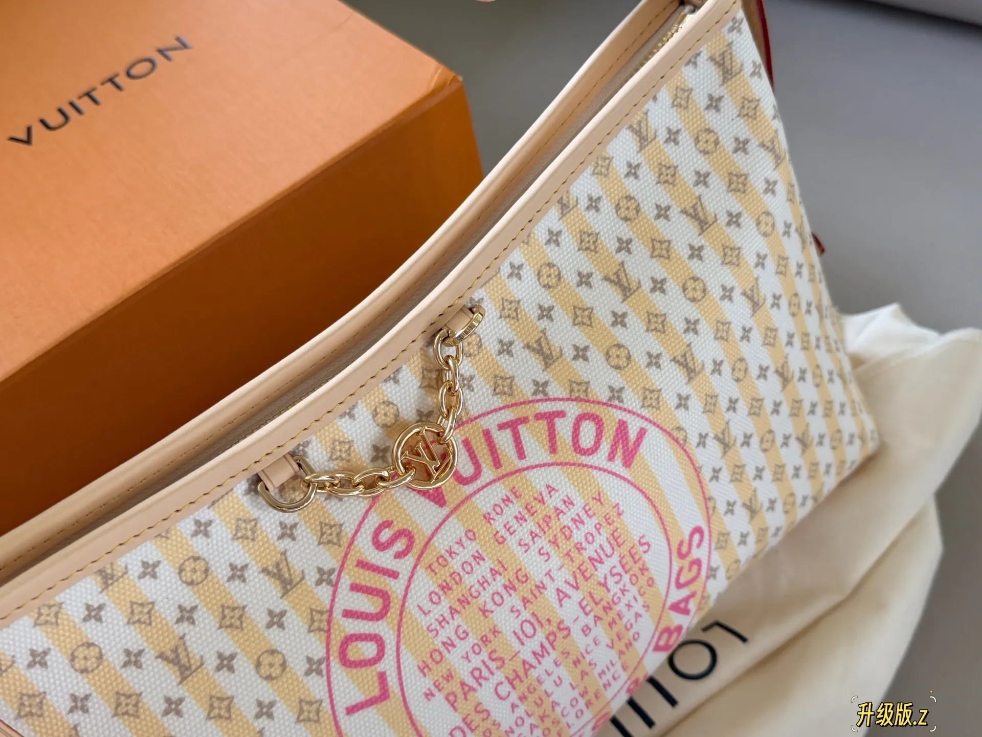 💰280 配盒 升级版 size：34*20cm L家横版帆布carryall好像也挺可爱 黄调Monogram帆布打造， 轻盈腋下包型，可以斜挎! 真的充满夏日活力！