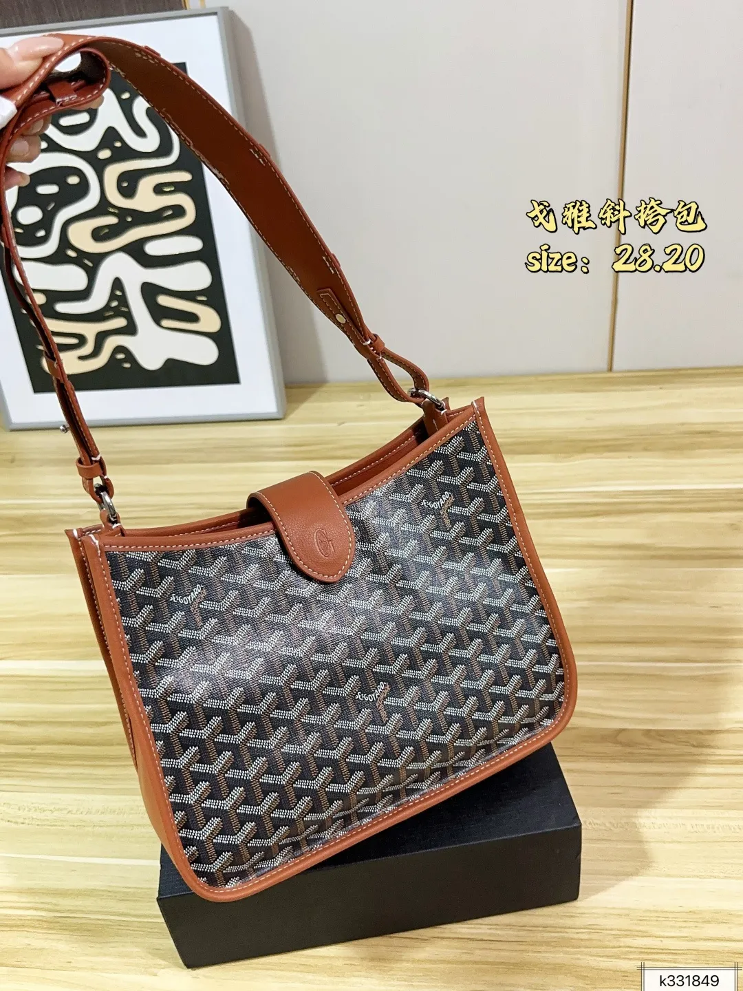 💰165 配礼盒 尺寸28.20 Goyard 戈雅Musette手袋斜挎包 戈雅斜挎包 轻盈又耐用，春夏背超合适！ 包型柔软，容量刚好，通勤休闲都能装下日常小物 肩带可调节，斜挎or单肩都OK 磁吸搭扣超方便，低调又有辨识度 喜欢松弛感和实用性的姐妹必入！