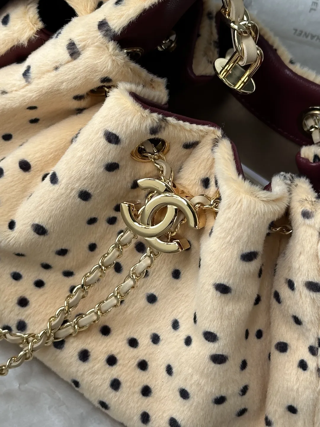 现货更新！【出货配原版包装】Chanel 26高级手工坊最新款👉 AS5631# 先背为敬🥂 马修的第一个香奈儿高级手工坊系列，总算是摸到实物了，天晓得我好爱这一季的动物以及动物纹‼️ 🐆 封面那只皮毛一体又像狗又像豹的mini 25 Bag本季最爱，没有之一，我一个本身对25 Bag尤其是小号和迷你号真的都还好，没啥感觉的人（主要是觉得背也不太对头拎手上也不对头），完全无法拒绝这个毛乎乎糯叽叽的小可爱，必须拥有（想必又是一阵腥风血雨的抢&hellip; 🐕 其次喜欢的就是几乎在香奈儿难得一见的豹纹，这季把斜纹软呢织成了豹纹，不仅放到了衣服上，还有配套的豹纹CF，加上大尺寸，直接男女通吃 🦒 另外的新包相对来说比较常规，松果、苹果以及巨重无比的长颈鹿都是收藏家系列了，普通玩家欣赏即可&hellip;麂皮相机包和双C豆腐包倒有点意外喜欢，最后强行安利下那个灵缇狗子胸针，过于高贵闪耀了！ size：𝟤𝟢*𝟤𝟤*𝟣𝟤.𝟧 𝖼𝗆