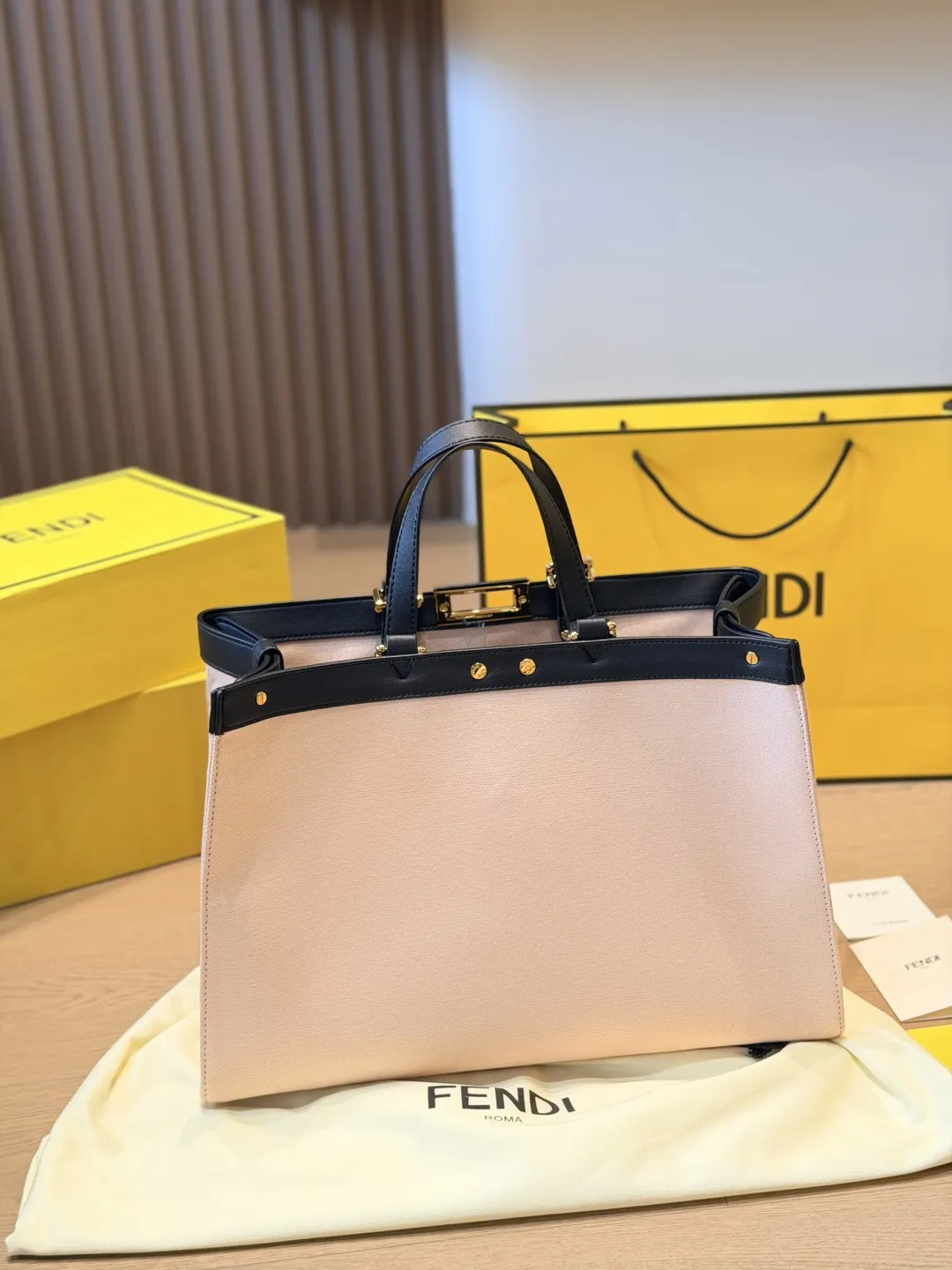 顶级原版布 p210 FENDI阳光托特包,尼龙+棕色皮革拼接,简约大气又超有辨识度!正面“FENDI ROMA”字样超吸睛,金属扣件质感满分✨。中号尺寸,通勤or短途出行都很OK,内部空间超能装,日常物品轻松收纳。尼龙轻便耐用,皮革手柄舒适又高级,实用与时尚兼具,是都市女生的百搭神器! 尺寸42 30cm