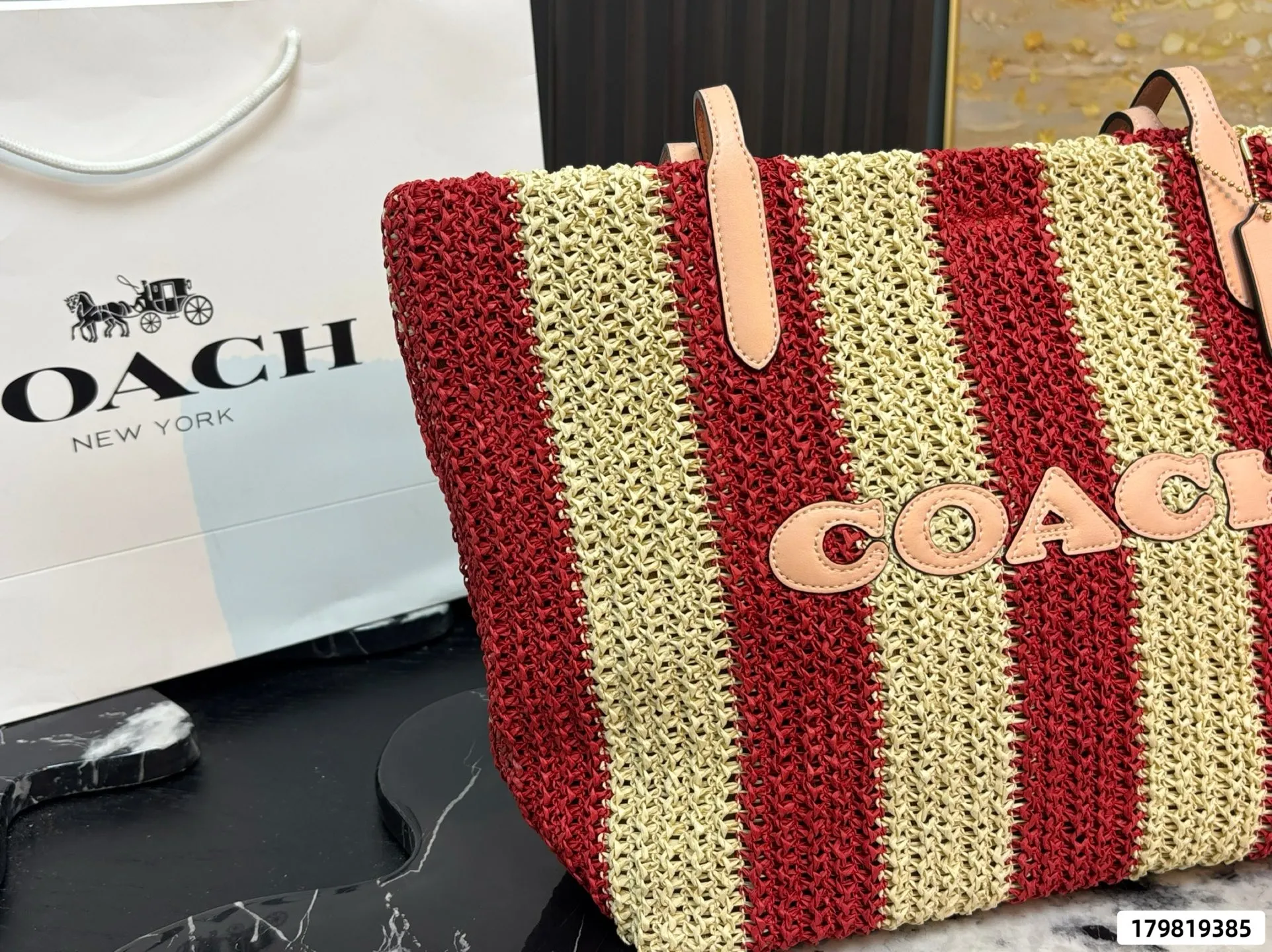 P155 配盒 蔻驰草编Coach City15草编托特包​​ 🍒Coach City15草编托特包是夏日限定，拉菲草编织+皮革手柄，轻盈又耐用！正面大&ldquo;COACH&rdquo;标志超有辨识度，酒红色调超适合度假or日常出街👜。容量大，手机、化妆品都能装，实用又时髦✨。每年夏天都有新配色，搭配草帽或凉鞋，轻松get度假风穿搭 尺寸30 29 货号87