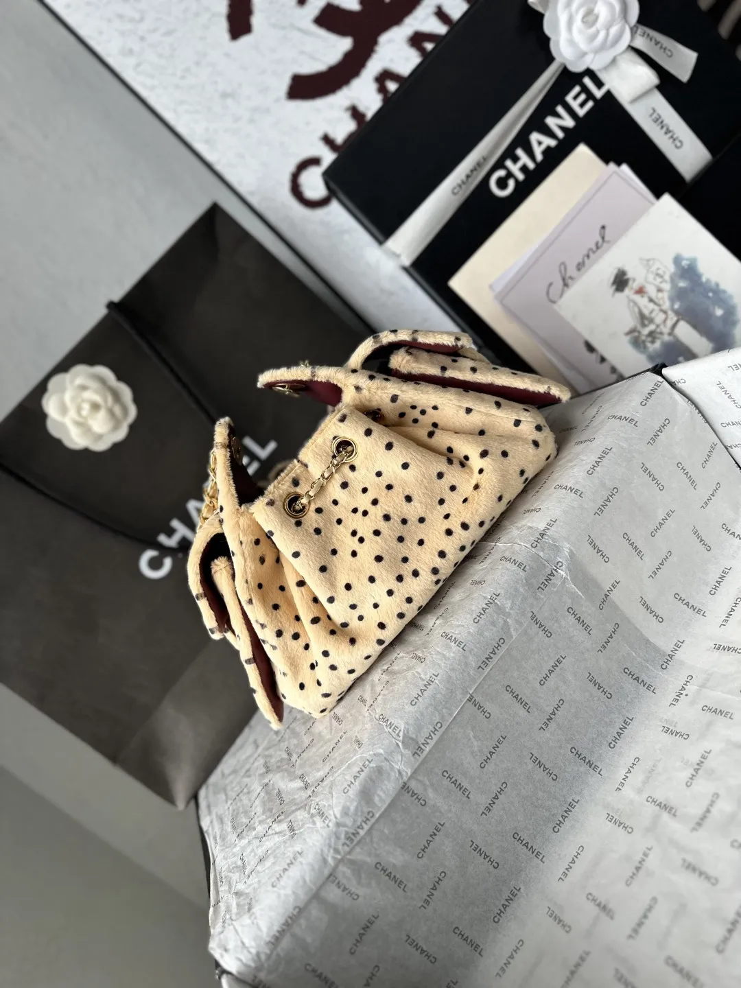 现货更新！【出货配原版包装】Chanel 26高级手工坊最新款👉 AS5631# 先背为敬🥂 马修的第一个香奈儿高级手工坊系列，总算是摸到实物了，天晓得我好爱这一季的动物以及动物纹‼️ 🐆 封面那只皮毛一体又像狗又像豹的mini 25 Bag本季最爱，没有之一，我一个本身对25 Bag尤其是小号和迷你号真的都还好，没啥感觉的人（主要是觉得背也不太对头拎手上也不对头），完全无法拒绝这个毛乎乎糯叽叽的小可爱，必须拥有（想必又是一阵腥风血雨的抢&hellip; 🐕 其次喜欢的就是几乎在香奈儿难得一见的豹纹，这季把斜纹软呢织成了豹纹，不仅放到了衣服上，还有配套的豹纹CF，加上大尺寸，直接男女通吃 🦒 另外的新包相对来说比较常规，松果、苹果以及巨重无比的长颈鹿都是收藏家系列了，普通玩家欣赏即可&hellip;麂皮相机包和双C豆腐包倒有点意外喜欢，最后强行安利下那个灵缇狗子胸针，过于高贵闪耀了！ size：𝟤𝟢*𝟤𝟤*𝟣𝟤.𝟧 𝖼𝗆