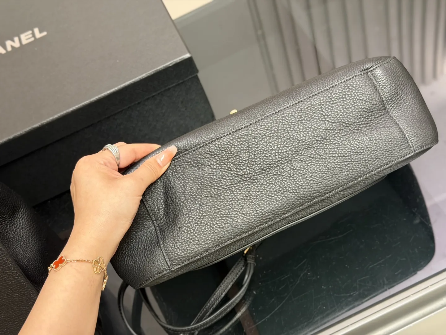 ¥320 ¥300 配盒 size:42*25cm(大号) 32*19cm(小号) 香奈儿26SGD超大CFMaxi爱了 Chanel cf机场包 上身超有feel男女轻松驾驭啦~ 想着接下来会有很多机会出去旅行 这一只扣在行李箱上应该酷呆!