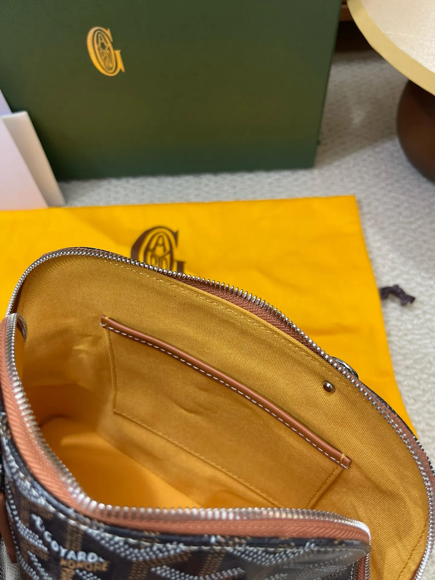 Goyard(戈雅)最新款vendome贝壳包上新,传承了品牌独一无二的工艺风格和精湛技术:可折叠肩带、嵌入木质细节、皮革包角、大拉链、黄色衬里及其独特的贝壳形状,可满足手提或置于手臂弯曲处两种经典背法,还附加了精巧的肩带,更为贴合当代都市风格,以适应单肩或挎的用法,尺寸:底长23cm宽10.5高18.5 P580