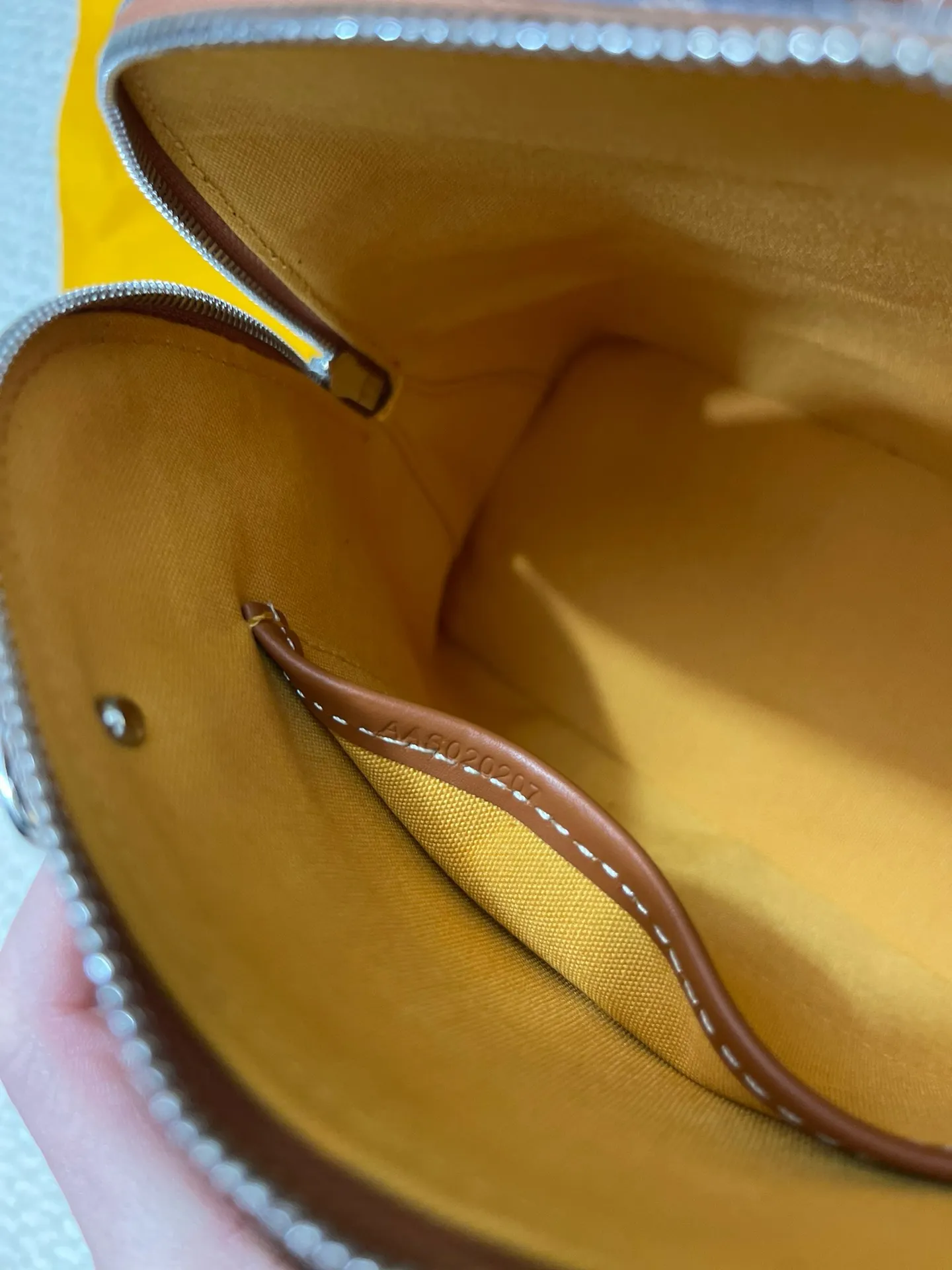 Goyard(戈雅)最新款vendome贝壳包上新,传承了品牌独一无二的工艺风格和精湛技术:可折叠肩带、嵌入木质细节、皮革包角、大拉链、黄色衬里及其独特的贝壳形状,可满足手提或置于手臂弯曲处两种经典背法,还附加了精巧的肩带,更为贴合当代都市风格,以适应单肩或挎的用法,尺寸:底长23cm宽10.5高18.5 P580