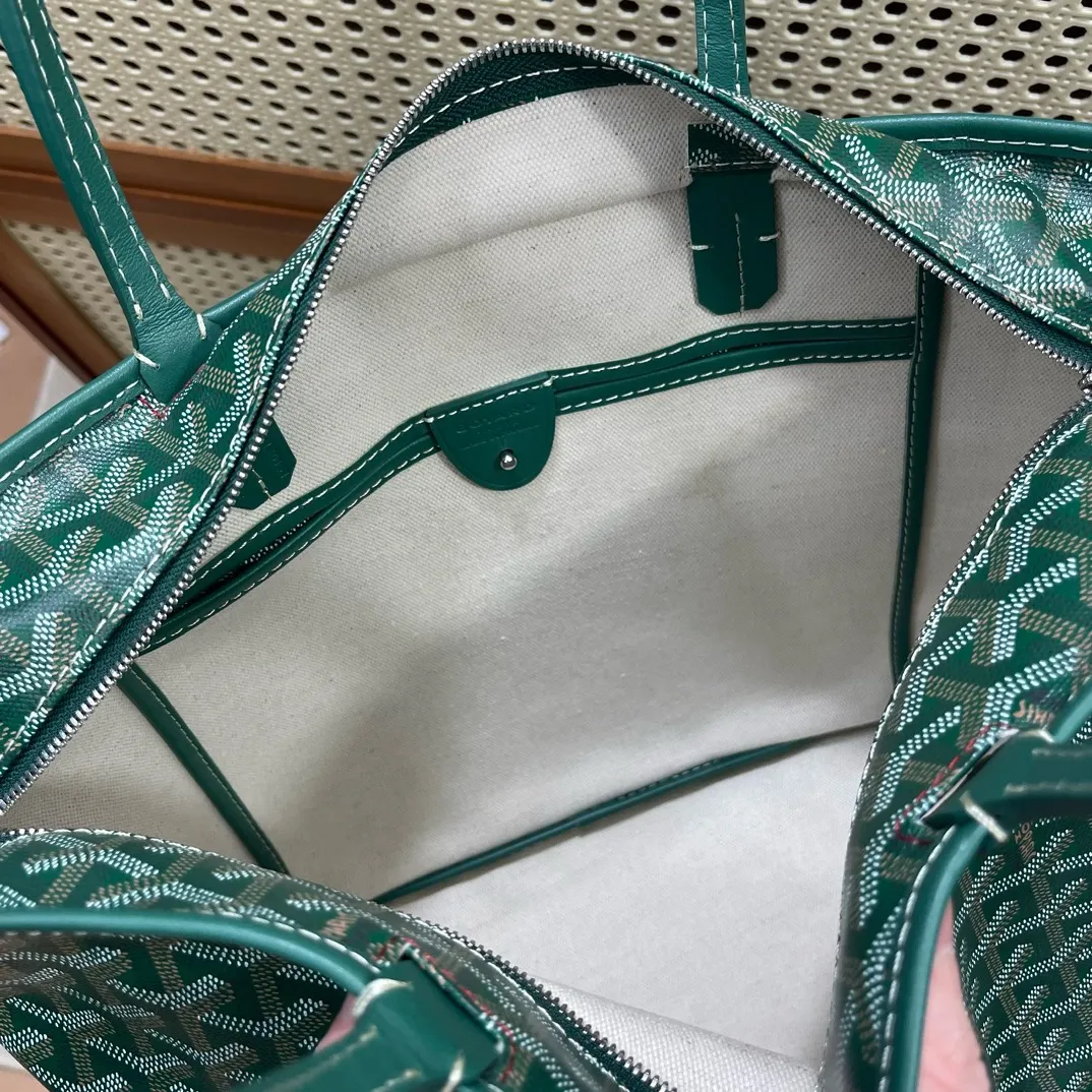 原单货[得意]🎸独家包装 GOyard Artois手提包 ，采用更为挺括的特殊帆布面料，全缝制拉链更突出日常实用性，Artois是唯一一款特有的红线双缝合设计，原版购入港币15800,两个尺寸，小号:袋口40cm底长30cm高25cm宽14cm