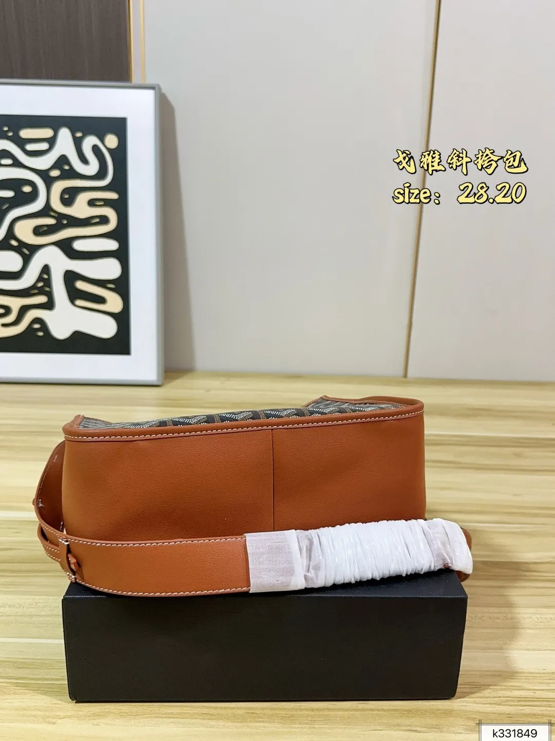 💰165 配礼盒 尺寸28.20 Goyard 戈雅Musette手袋斜挎包 戈雅斜挎包 轻盈又耐用,春夏背超合适! 包型柔软,容量刚好,通勤休闲都能装下日常小物 肩带可调节,斜挎or单肩都OK 磁吸搭扣超方便,低调又有辨识度 喜欢松弛感和实用性的姐妹必入!