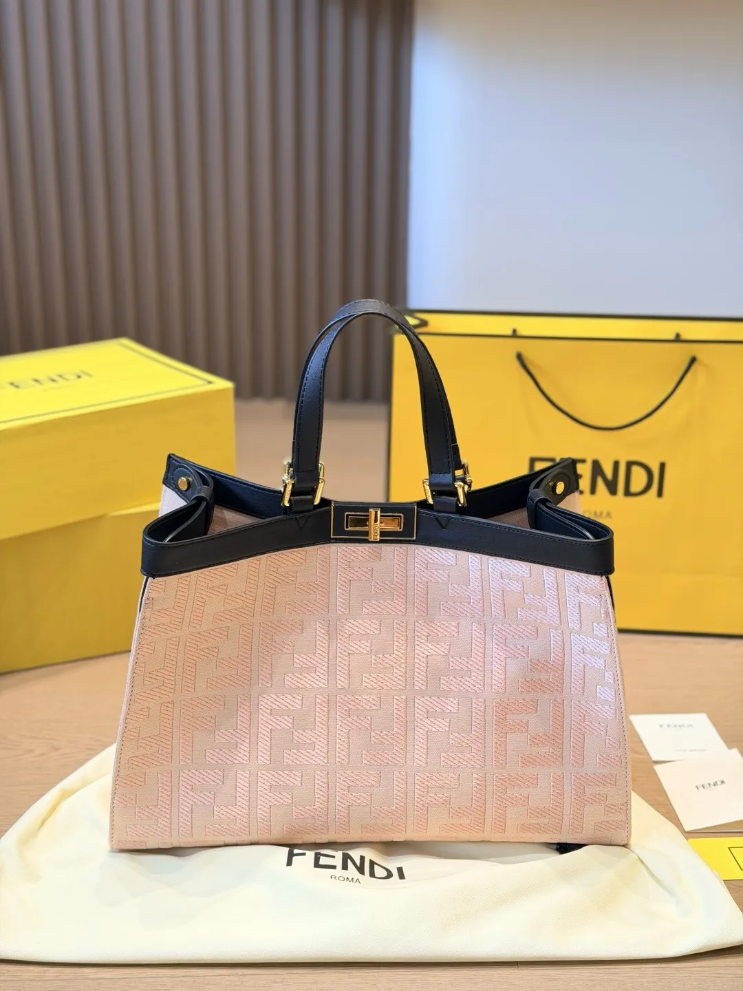 顶级原版布 p210 FENDI阳光托特包,尼龙+棕色皮革拼接,简约大气又超有辨识度!正面“FENDI ROMA”字样超吸睛,金属扣件质感满分✨。中号尺寸,通勤or短途出行都很OK,内部空间超能装,日常物品轻松收纳。尼龙轻便耐用,皮革手柄舒适又高级,实用与时尚兼具,是都市女生的百搭神器! 尺寸42 30cm